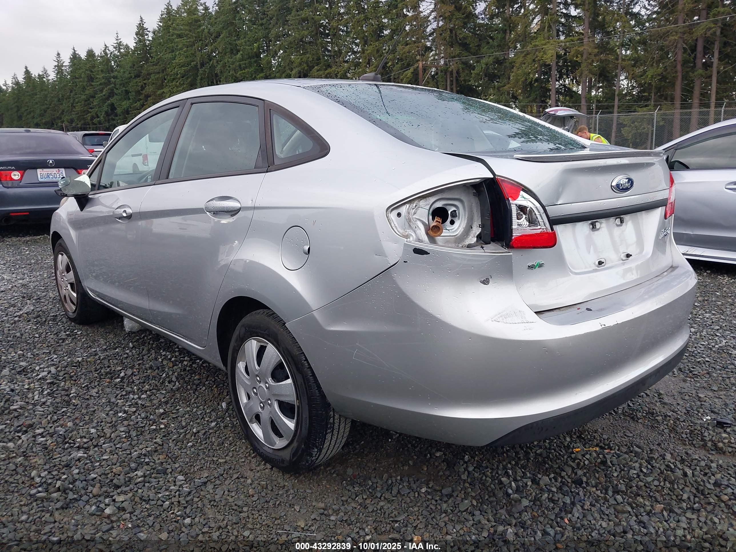 FORD FIESTA image 6