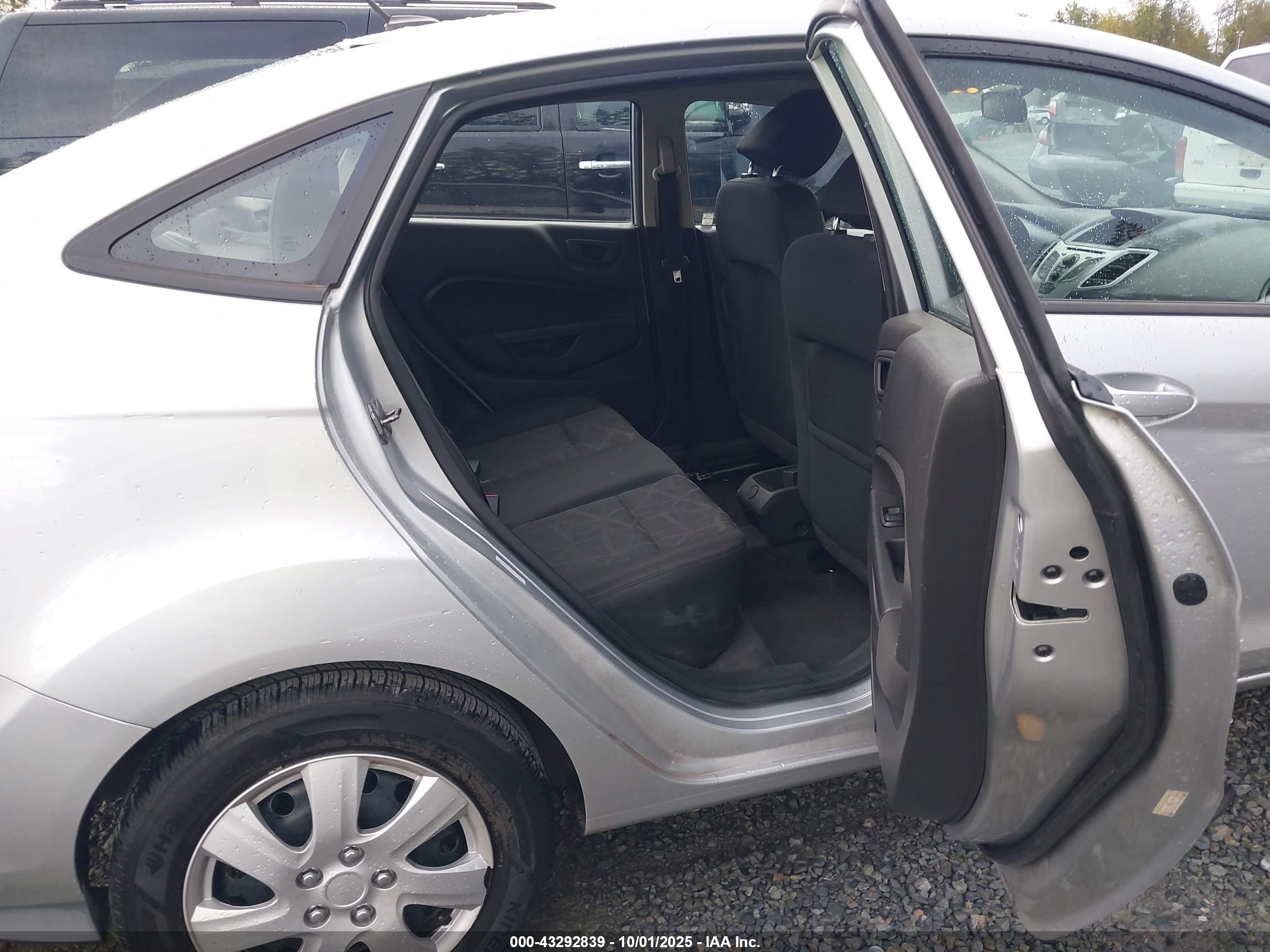 FORD FIESTA image 8