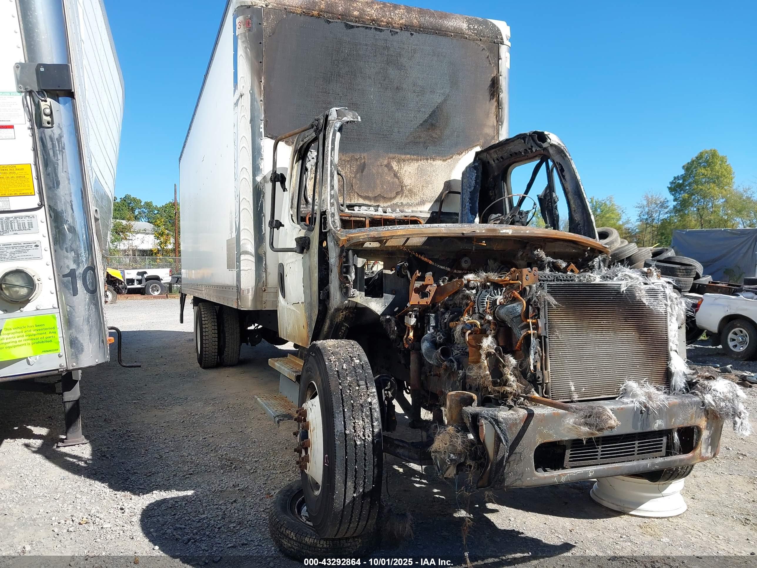 FREIGHTLINER M2 image 2