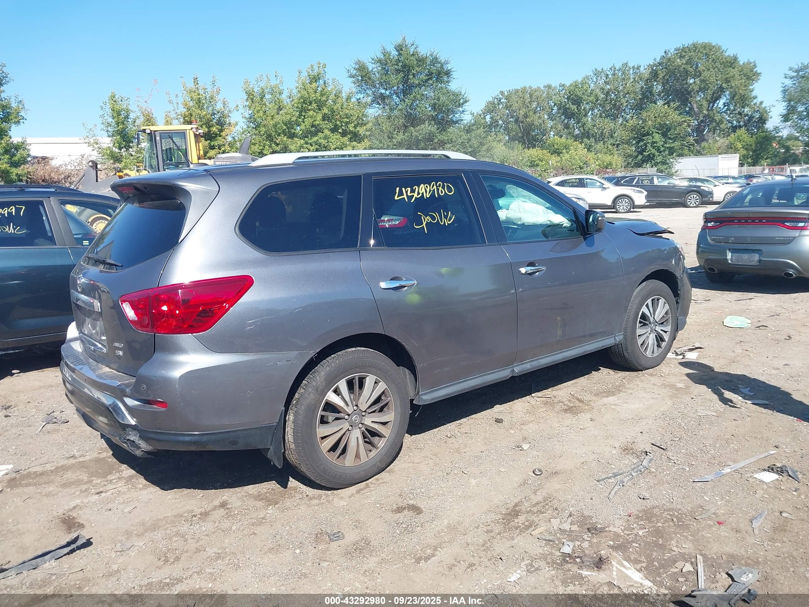 NISSAN PATHFINDER image 4