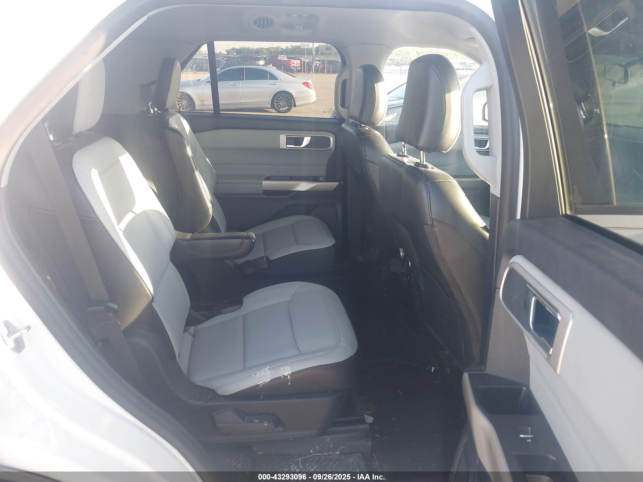 FORD EXPLORER image 8
