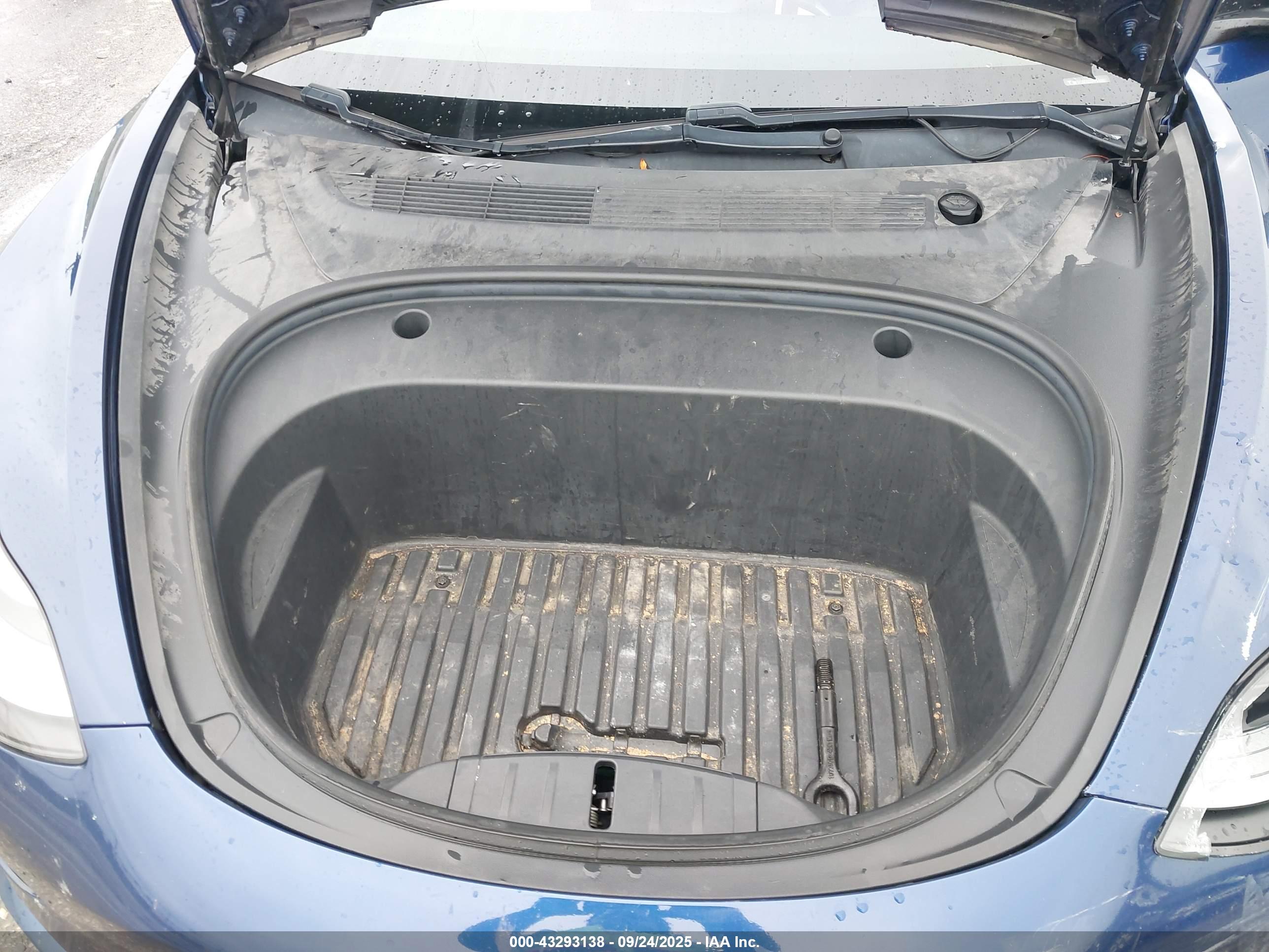 TESLA MODEL image 10