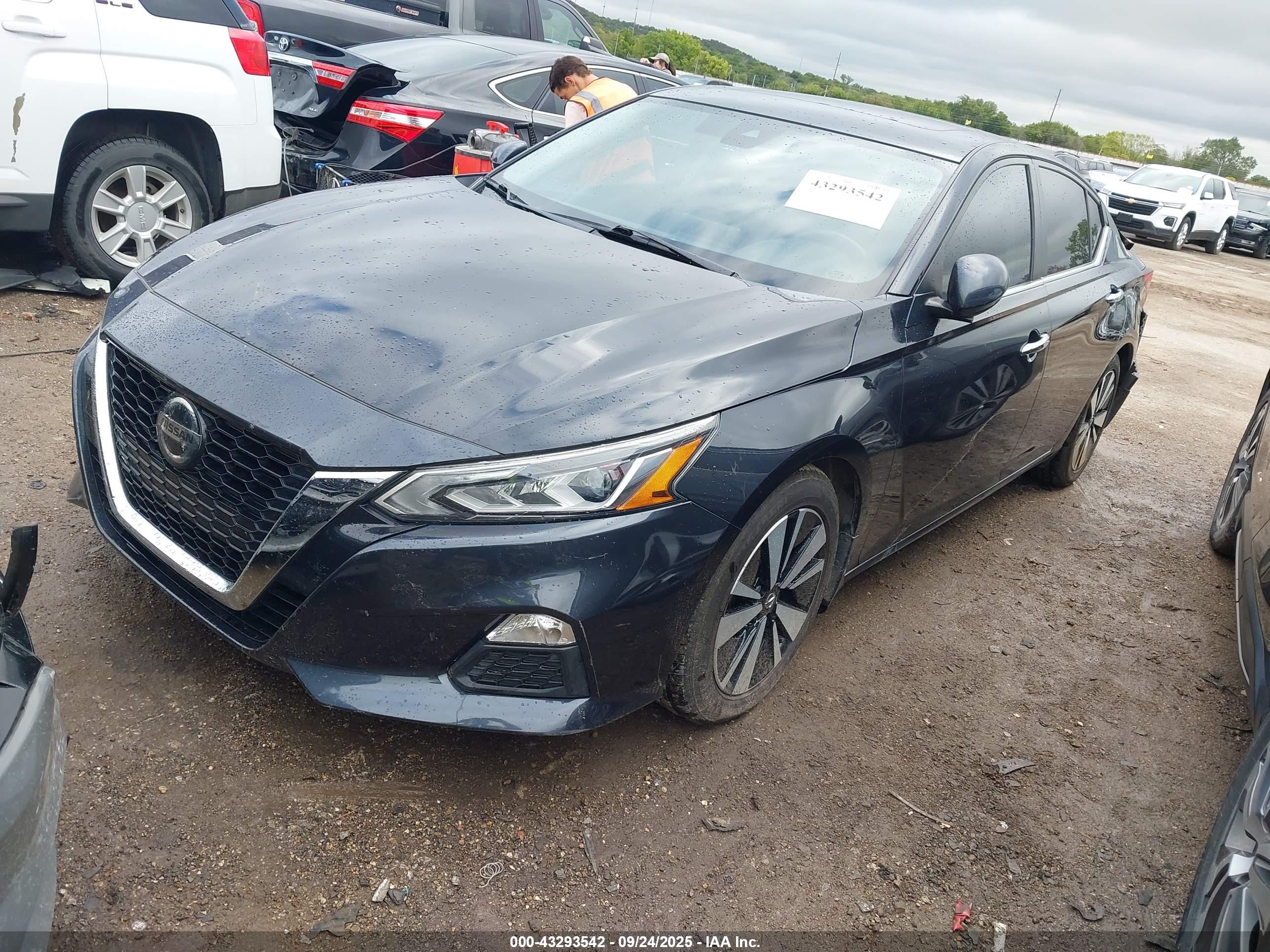 NISSAN ALTIMA image 2