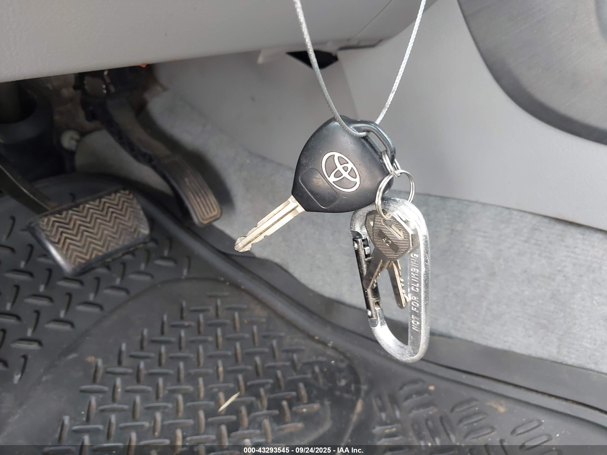 TOYOTA RAV4 image 11