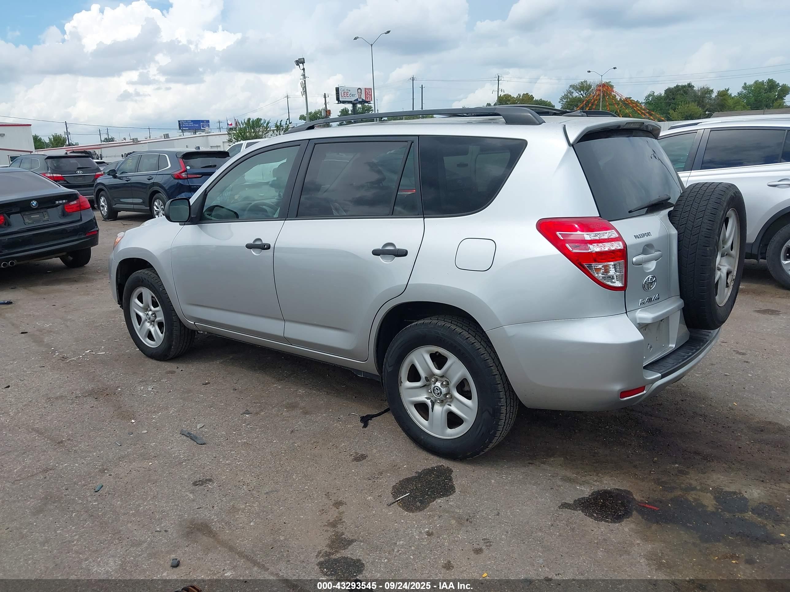 TOYOTA RAV4 image 3