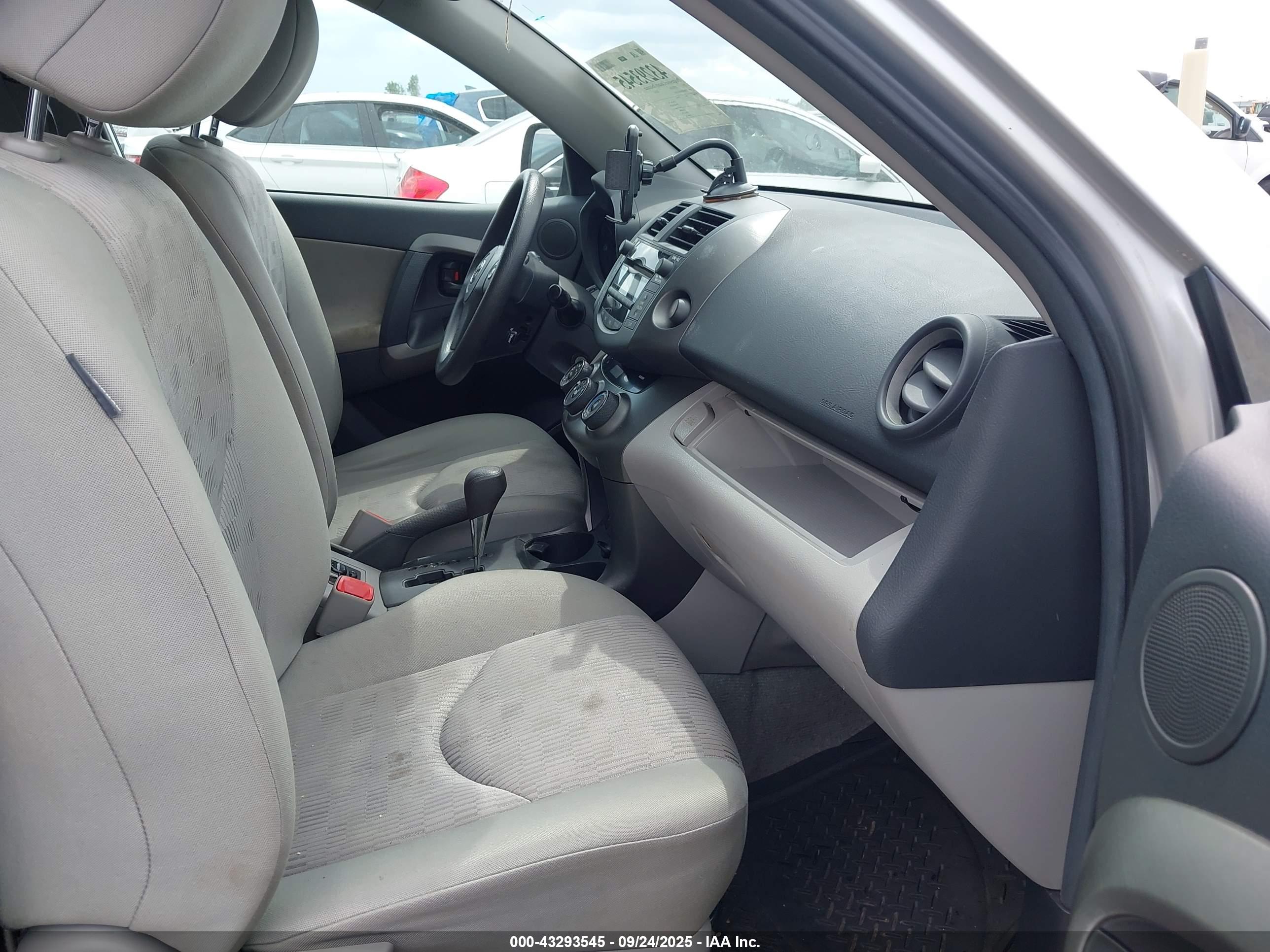 TOYOTA RAV4 image 5