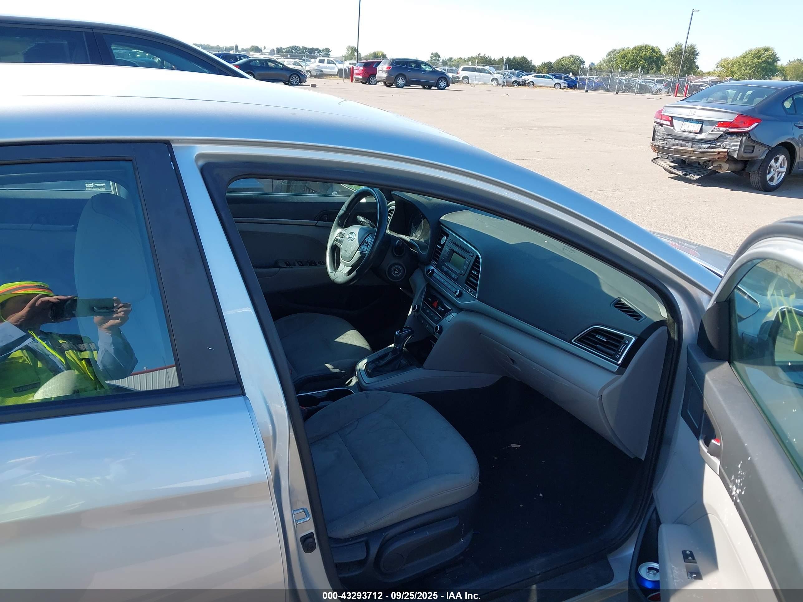 HYUNDAI ELANTRA image 5