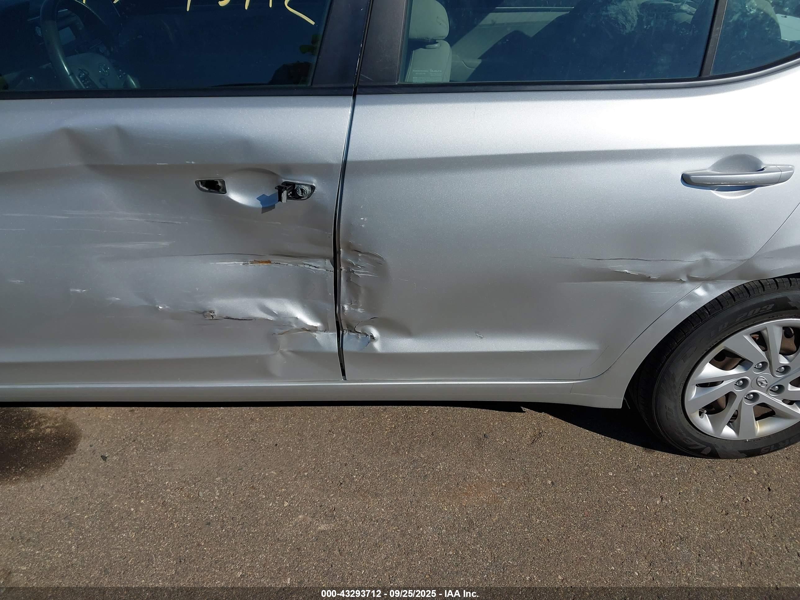 HYUNDAI ELANTRA image 6
