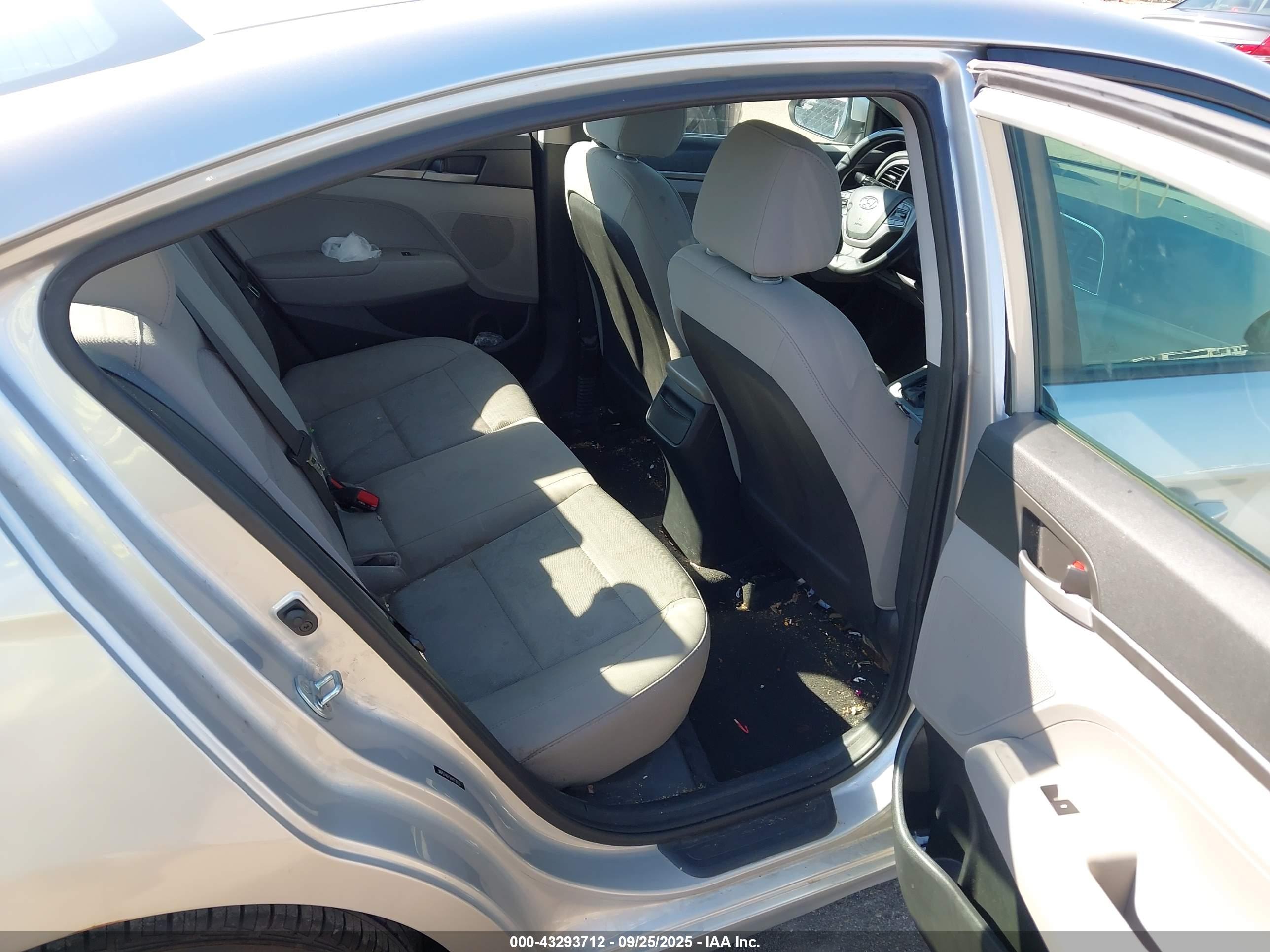 HYUNDAI ELANTRA image 8