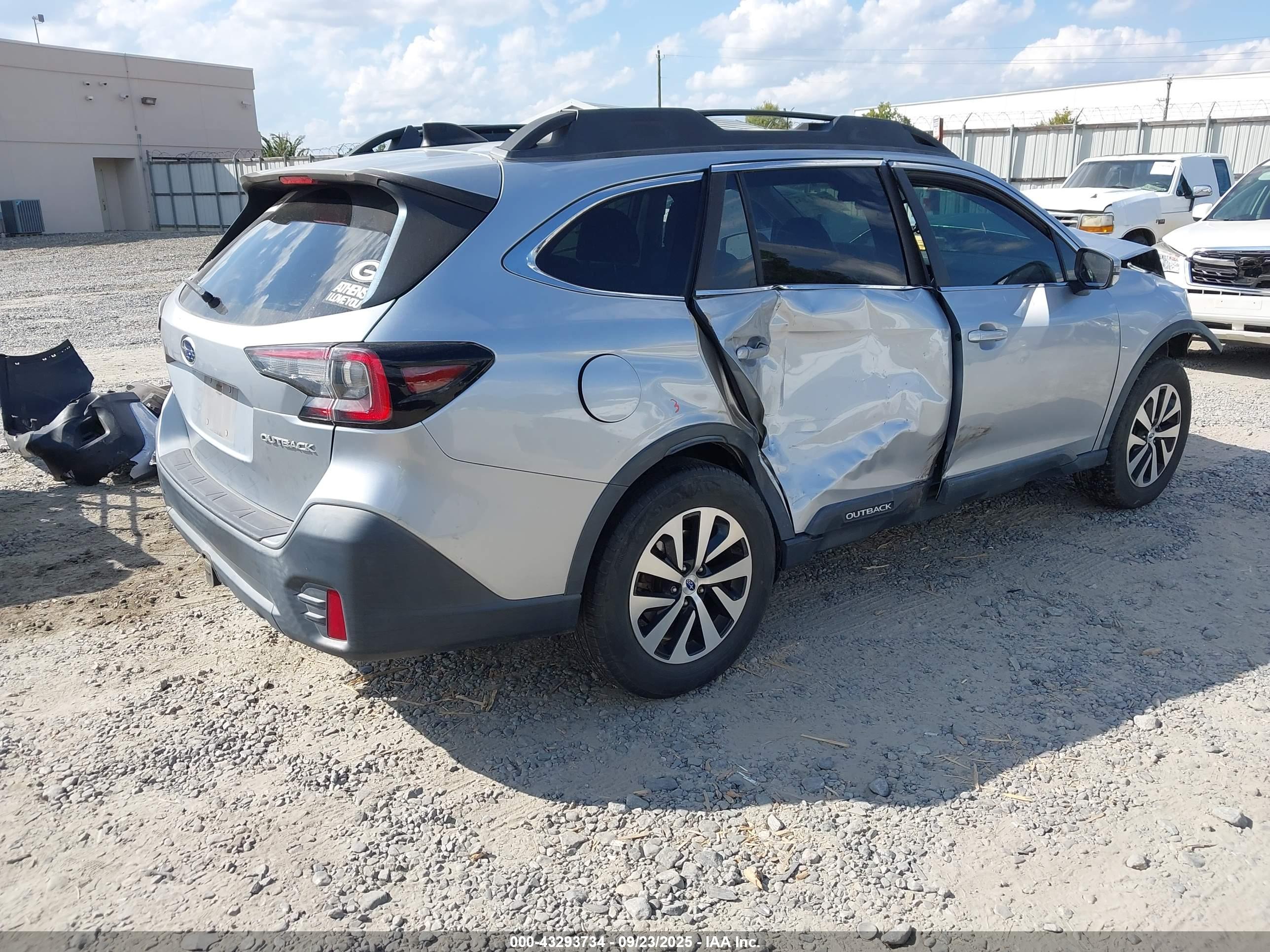 SUBARU OUTBACK image 4