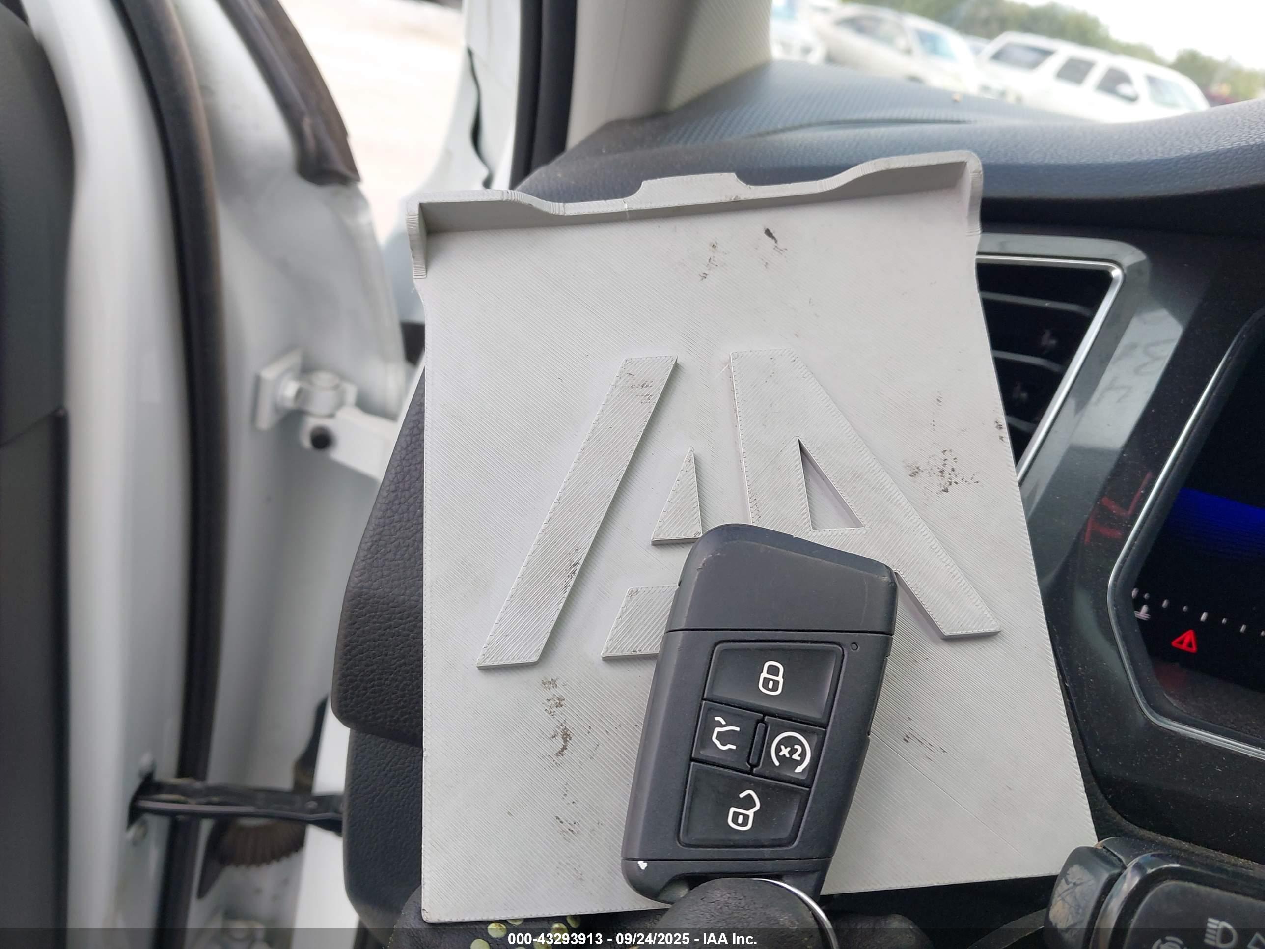 VOLKSWAGEN TIGUAN image 11
