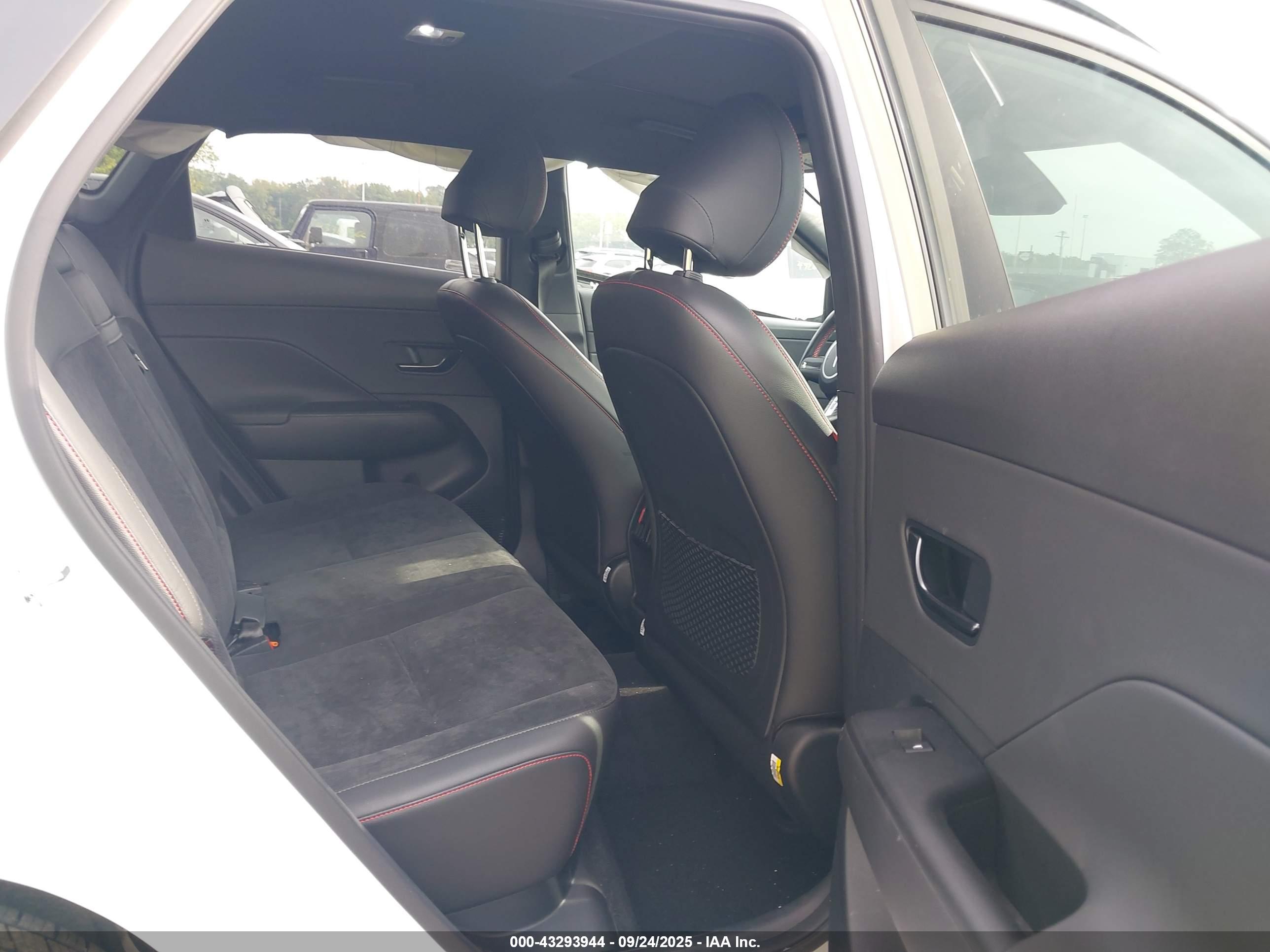 HYUNDAI KONA image 8