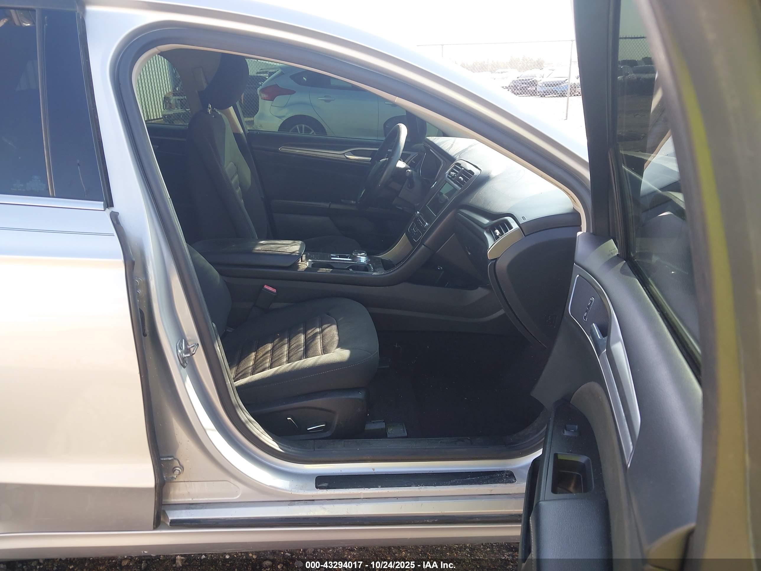 FORD FUSION image 5
