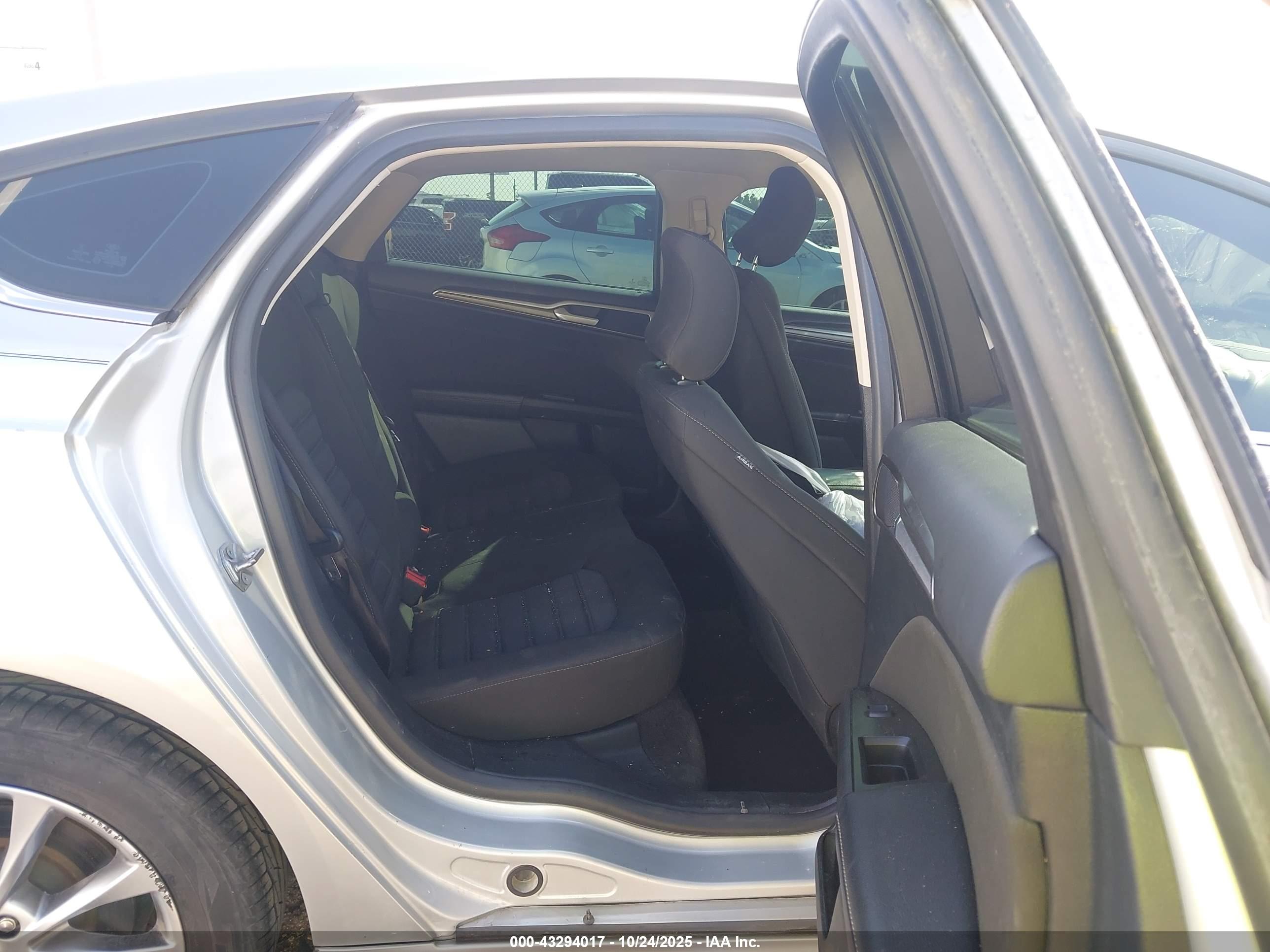 FORD FUSION image 8