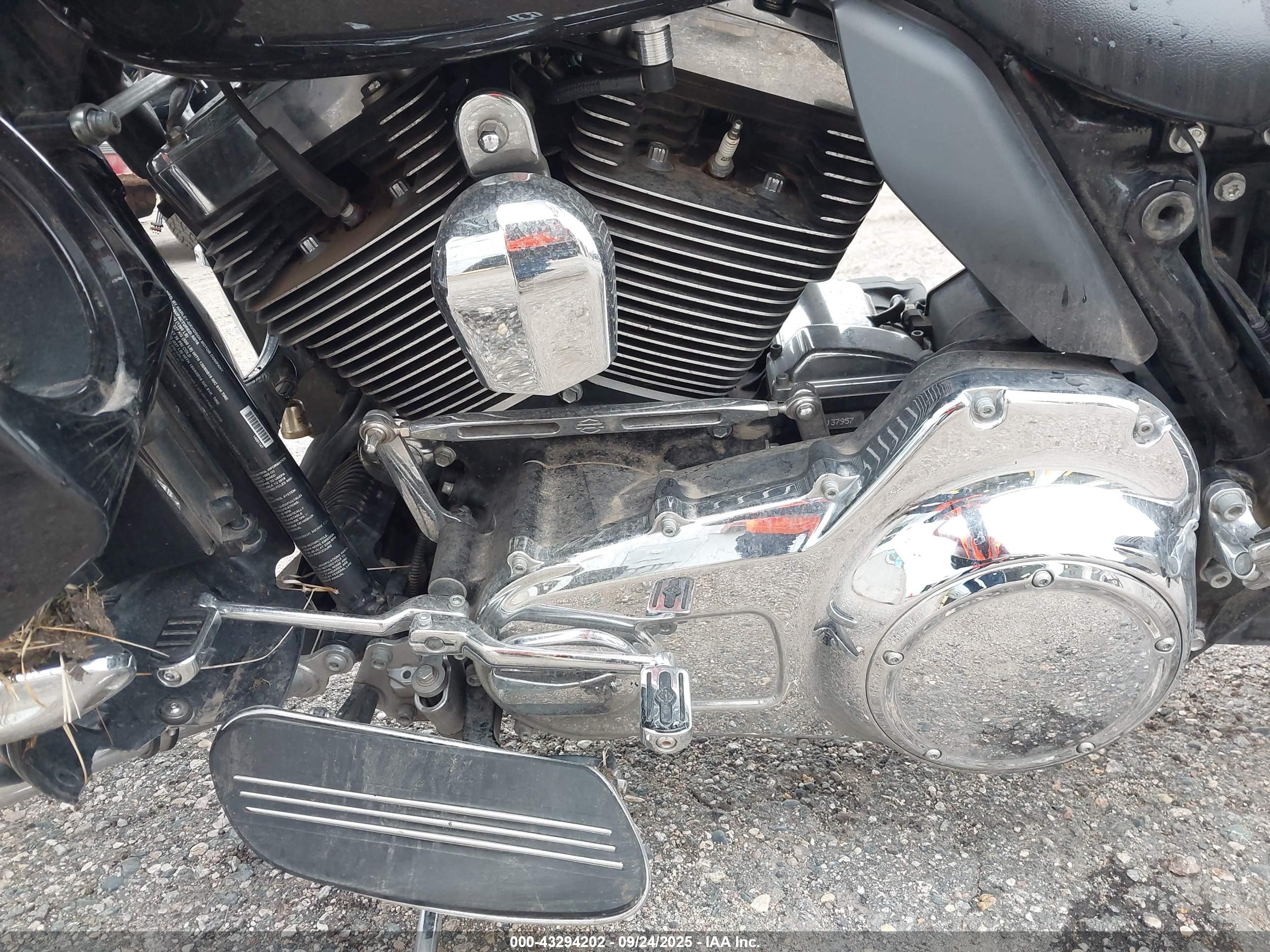 HARLEY-DAVIDSON FLTRXS image 9