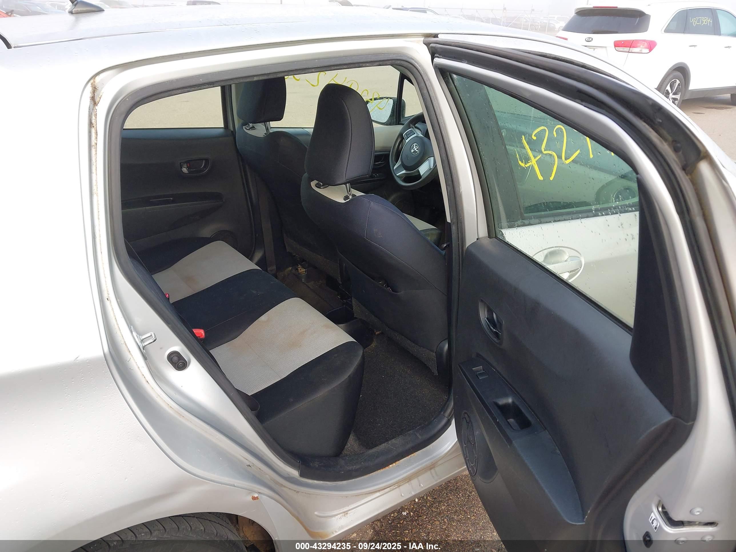 TOYOTA YARIS image 8