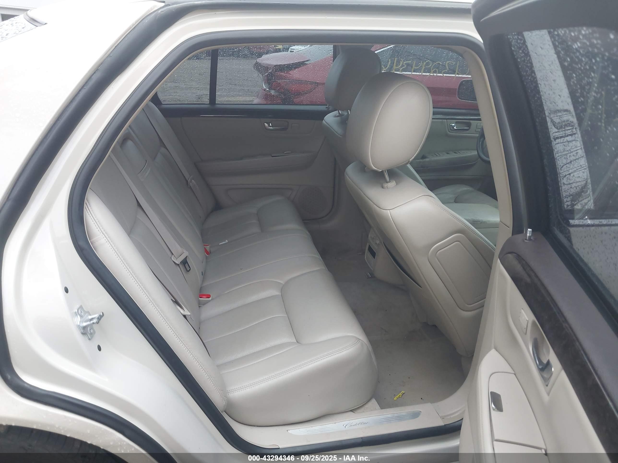 CADILLAC DTS image 8