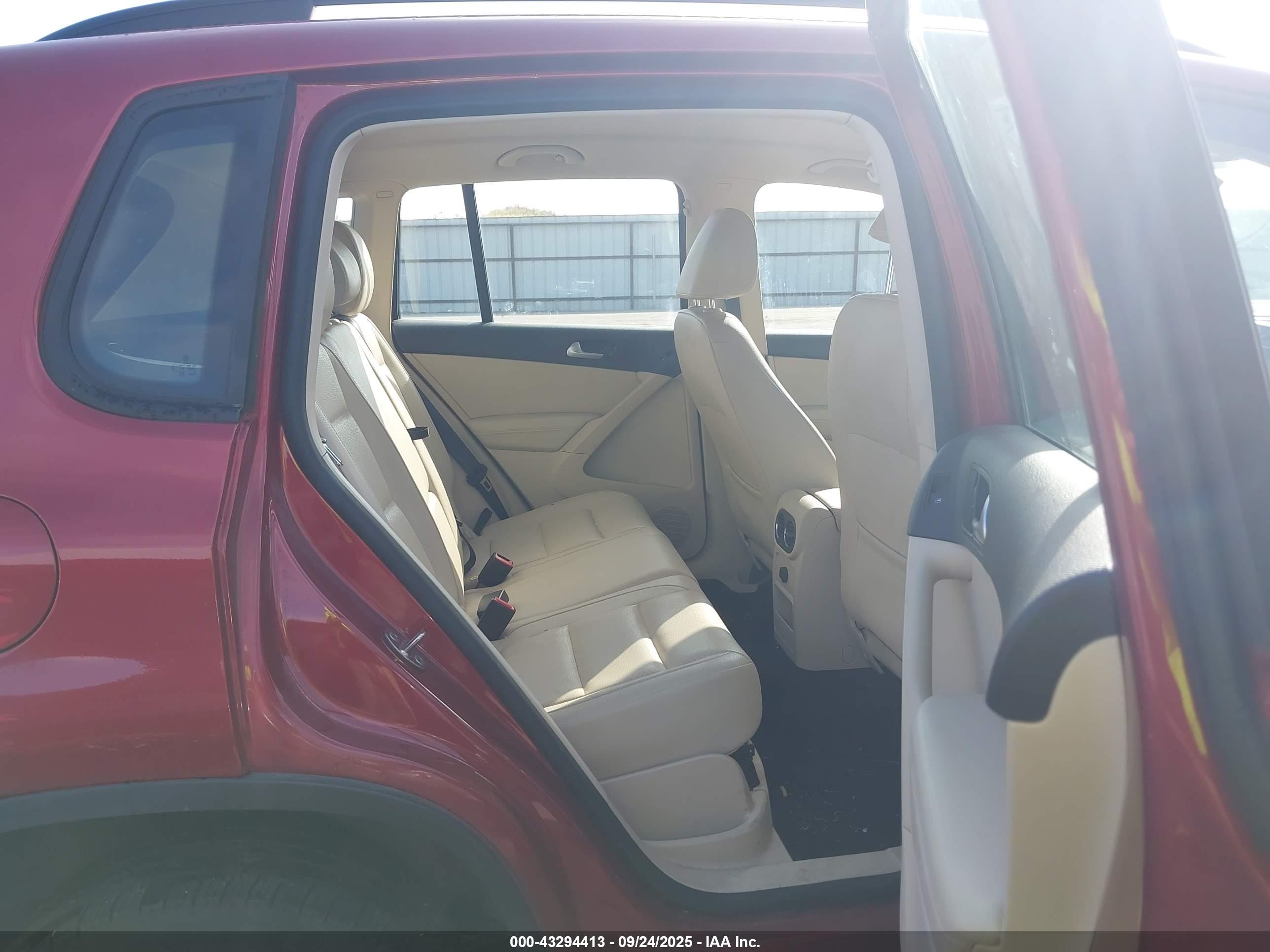 VOLKSWAGEN TIGUAN image 8