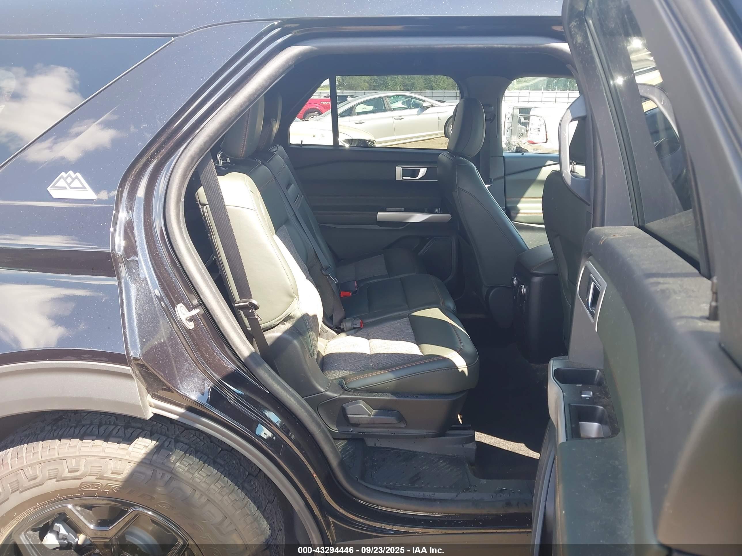 FORD EXPLORER image 8