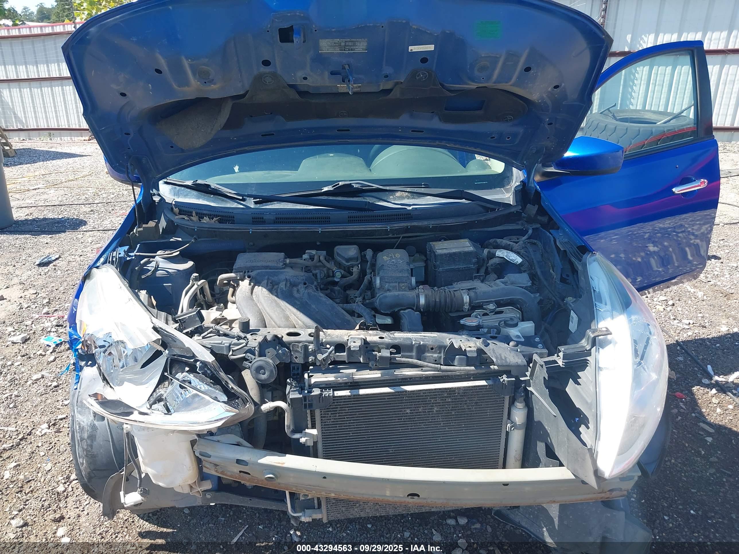 NISSAN VERSA image 10