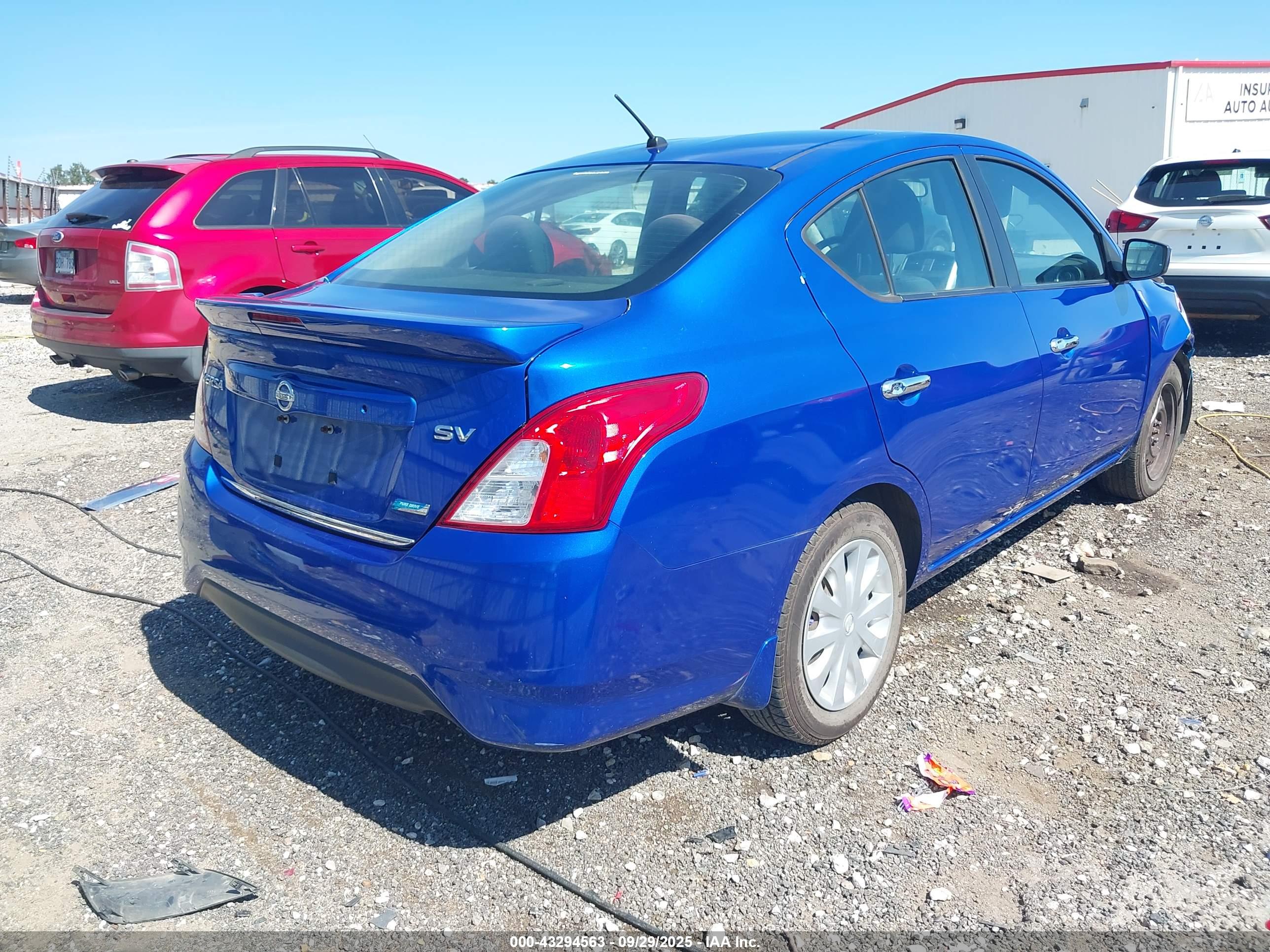 NISSAN VERSA image 4