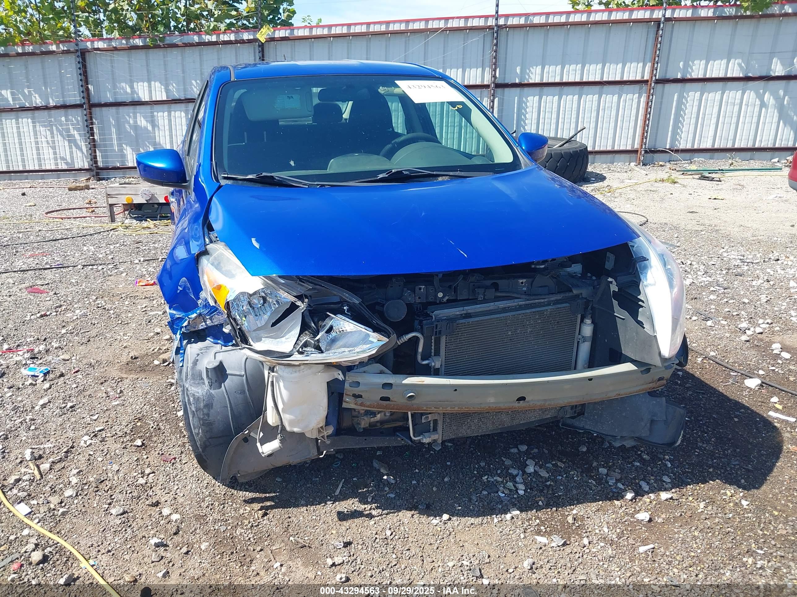 NISSAN VERSA image 6