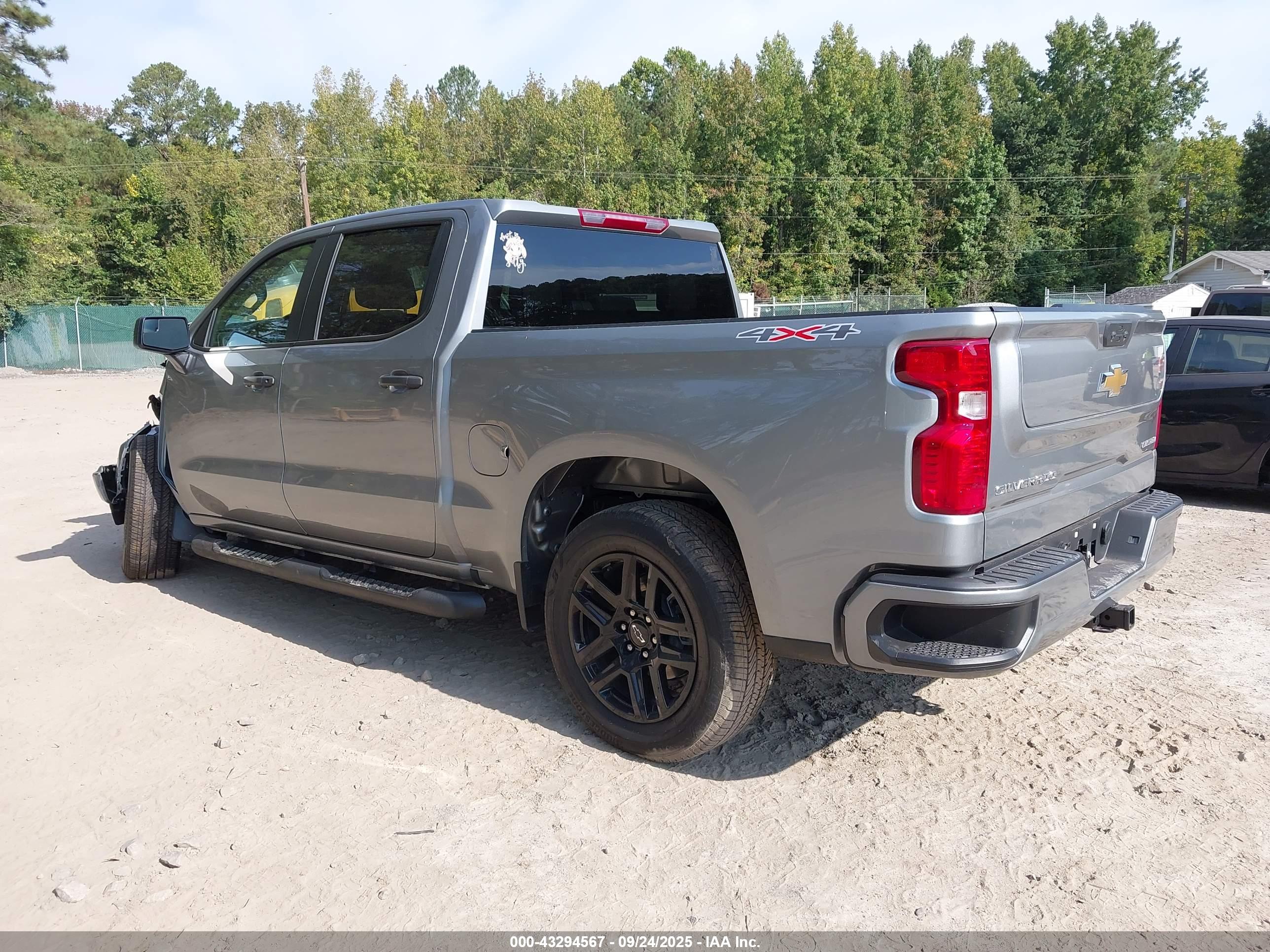 CHEVROLET SILVERADO image 3