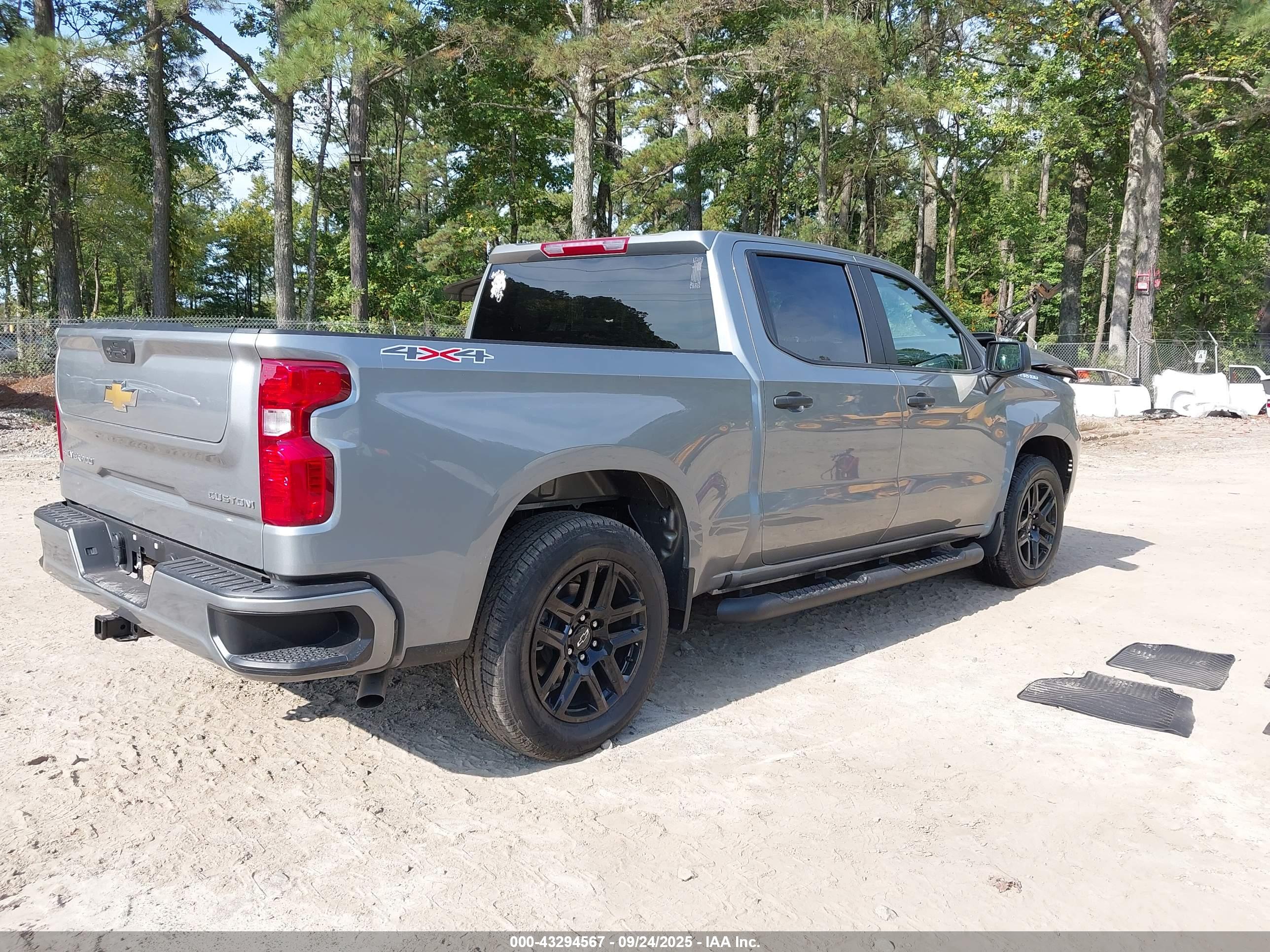CHEVROLET SILVERADO image 4