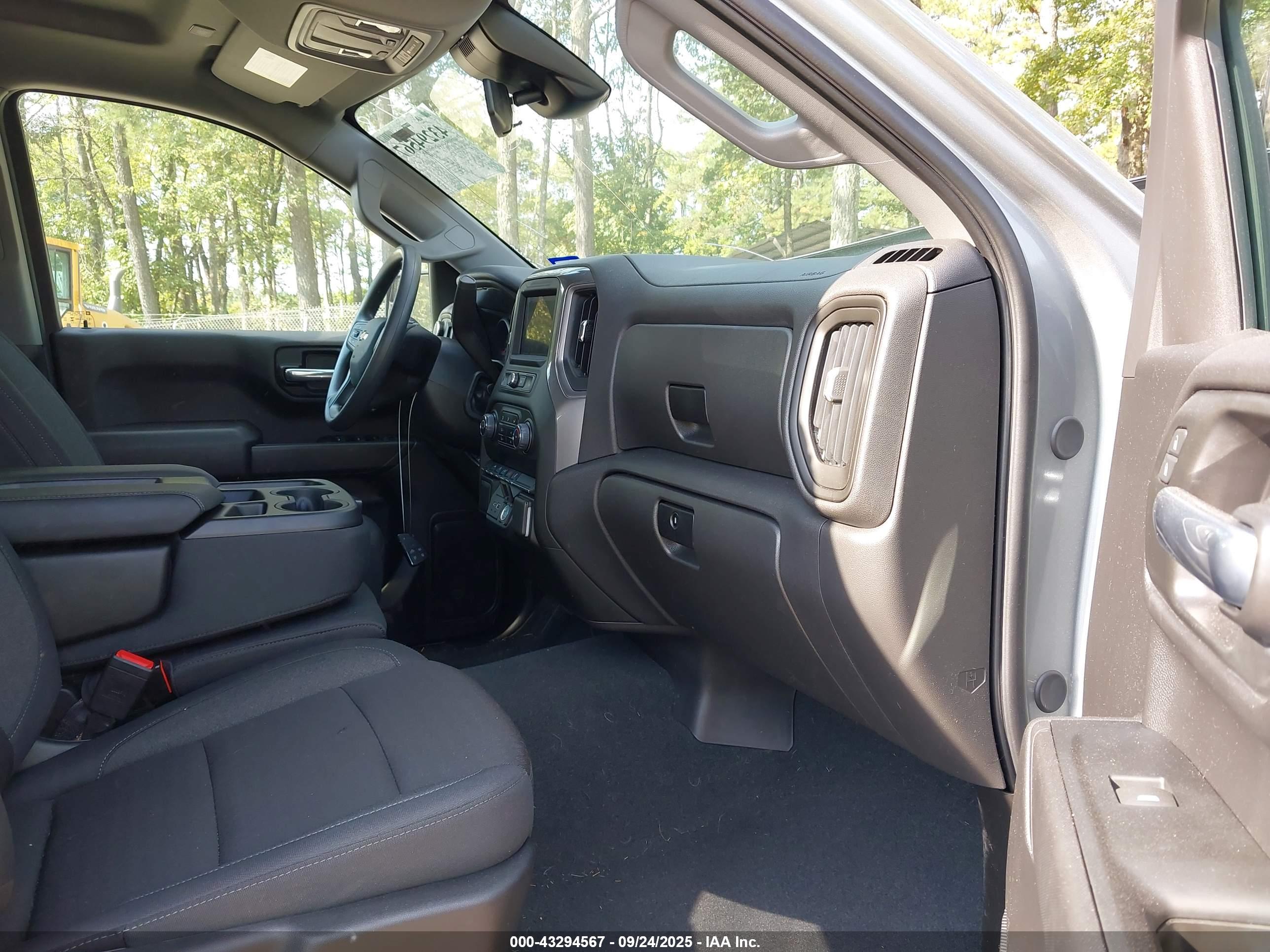 CHEVROLET SILVERADO image 5