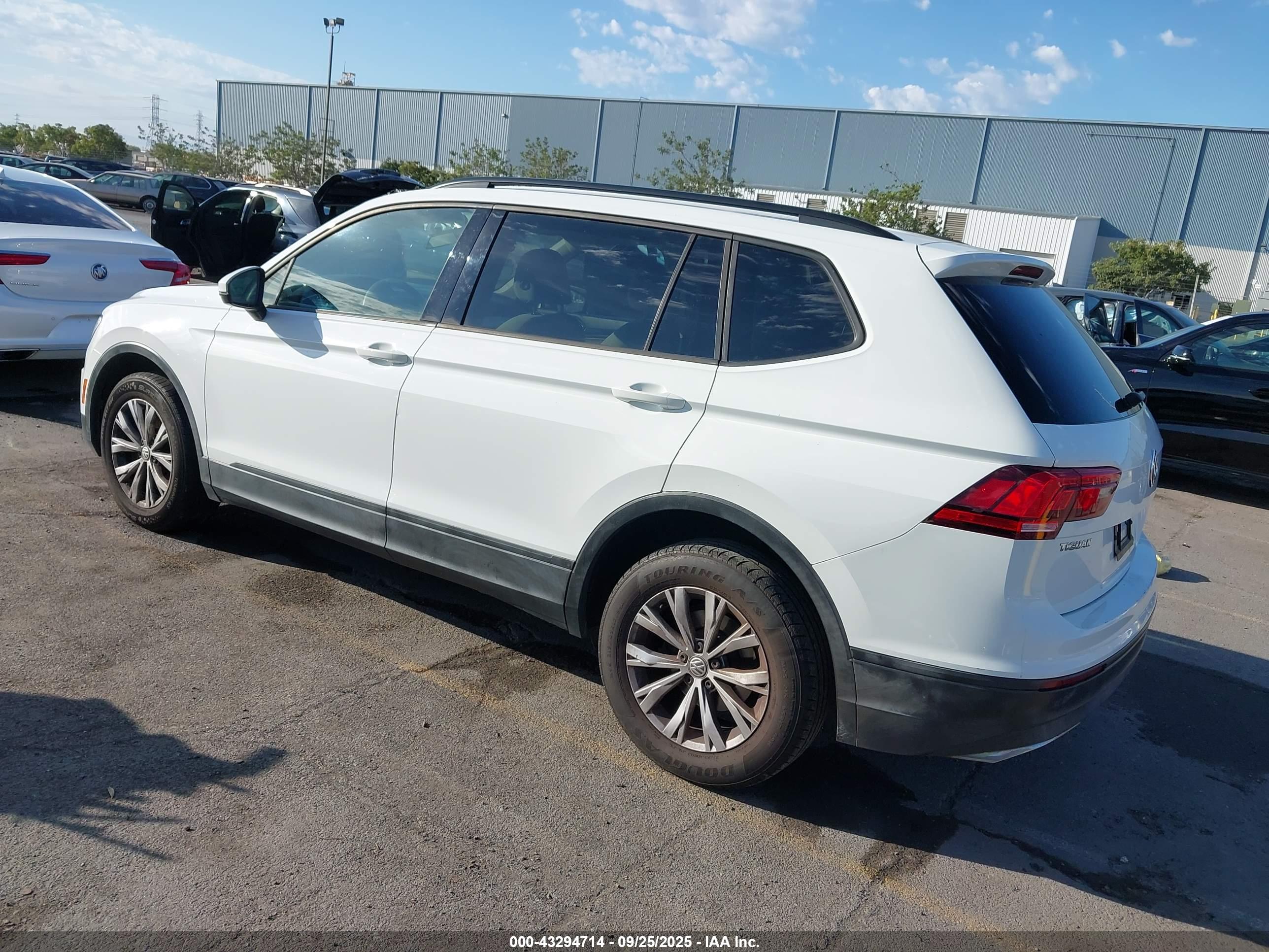 VOLKSWAGEN TIGUAN image 3