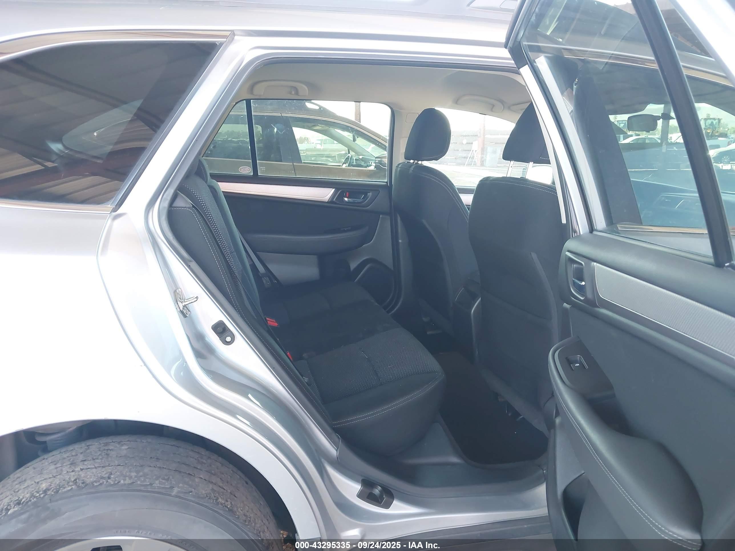 SUBARU OUTBACK image 8