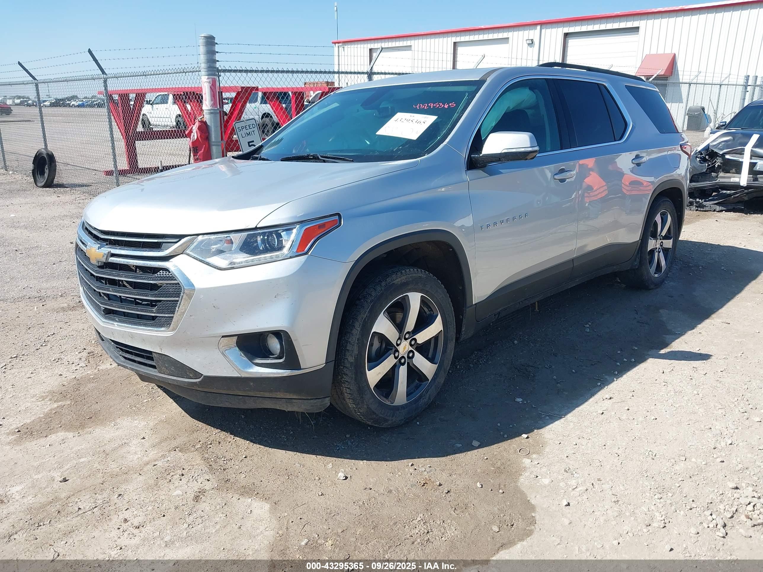CHEVROLET TRAVERSE image 2