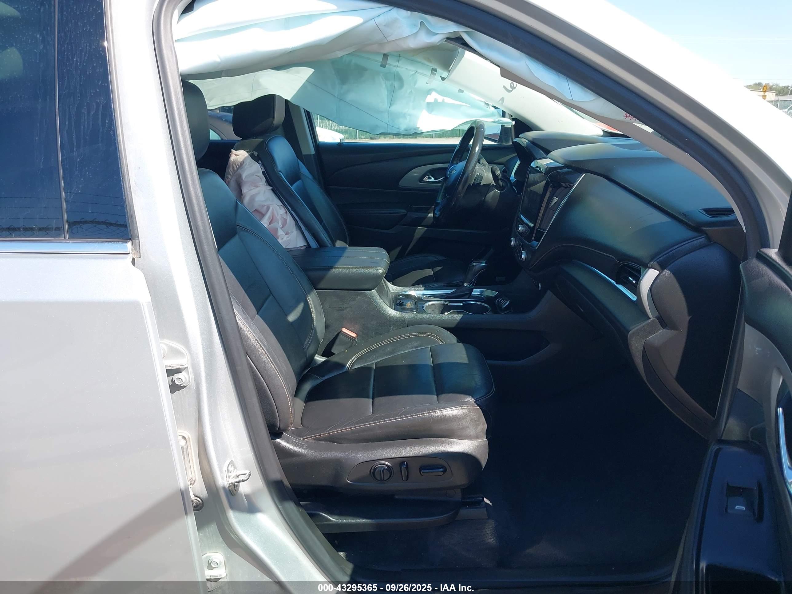 CHEVROLET TRAVERSE image 5