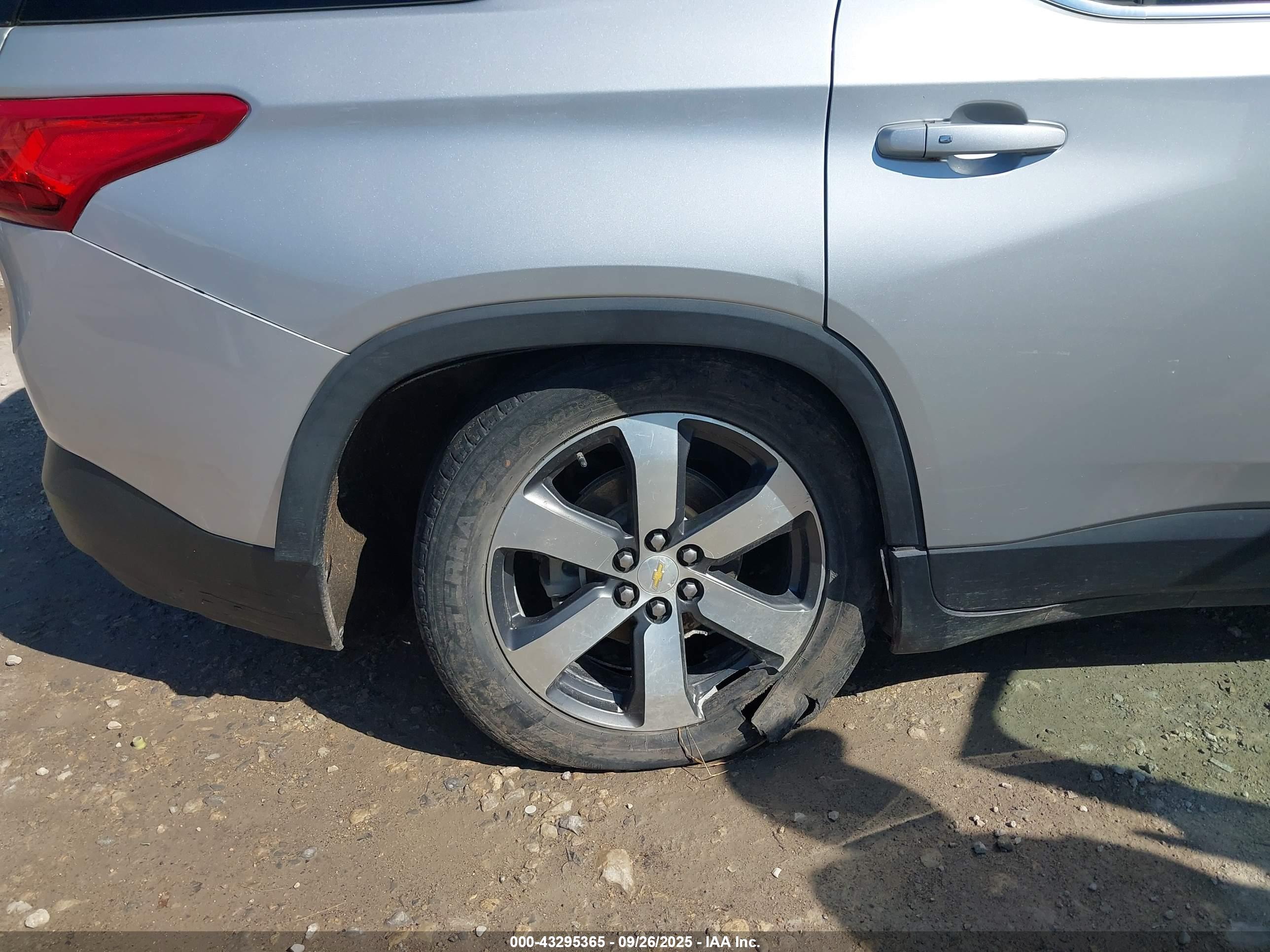 CHEVROLET TRAVERSE image 6