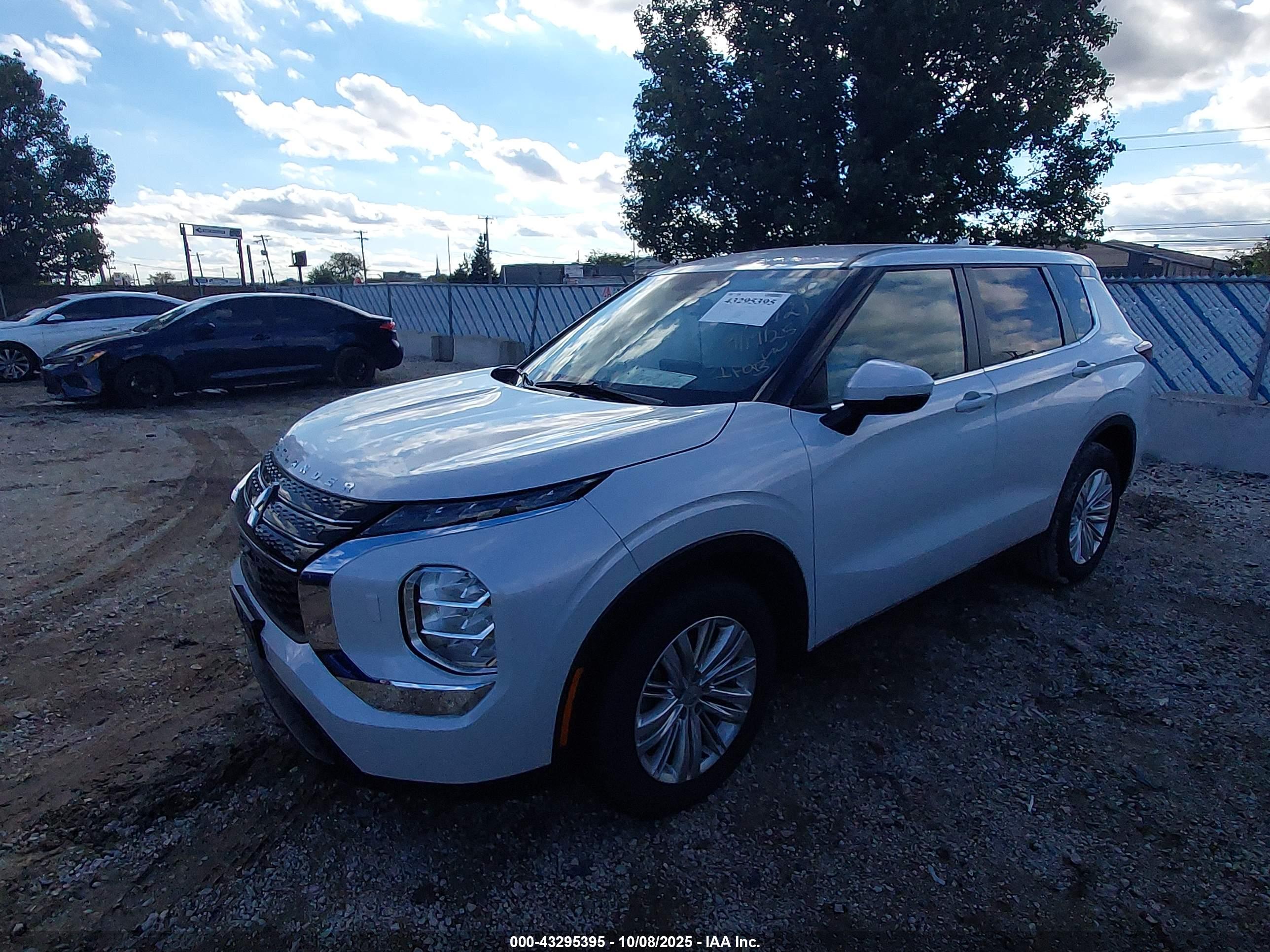 MITSUBISHI OUTLANDER image 2