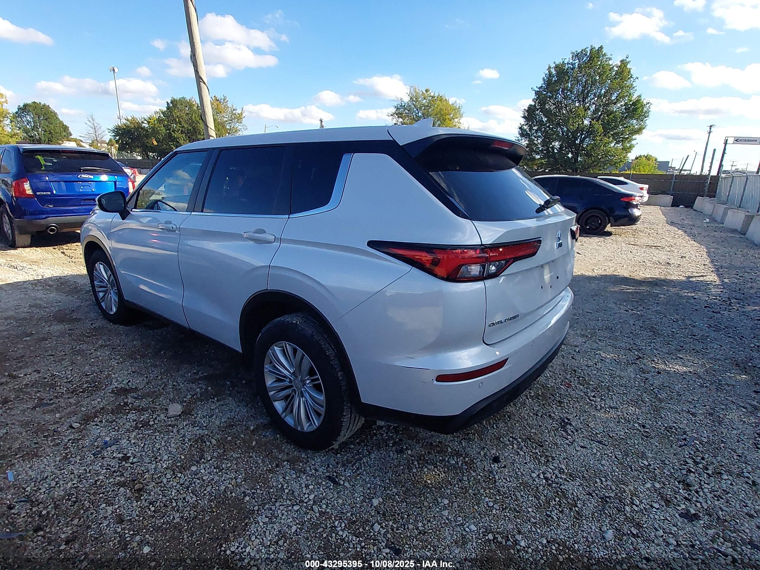 MITSUBISHI OUTLANDER image 3