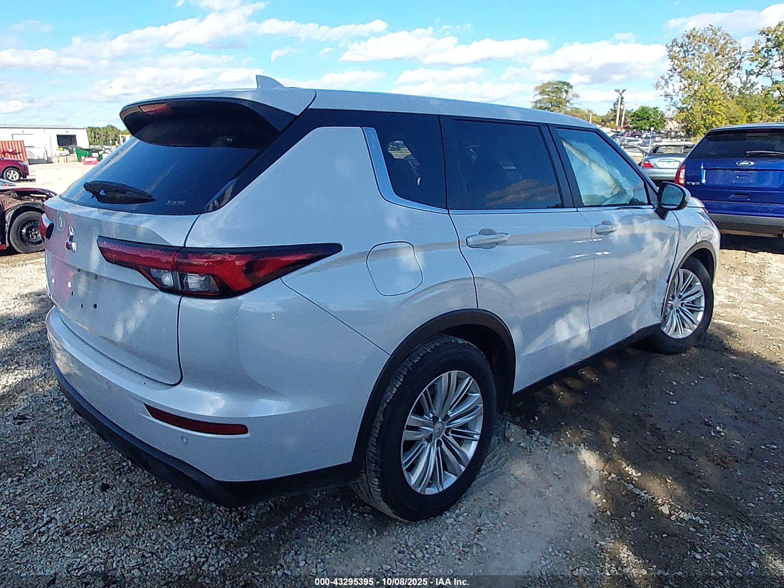MITSUBISHI OUTLANDER image 4