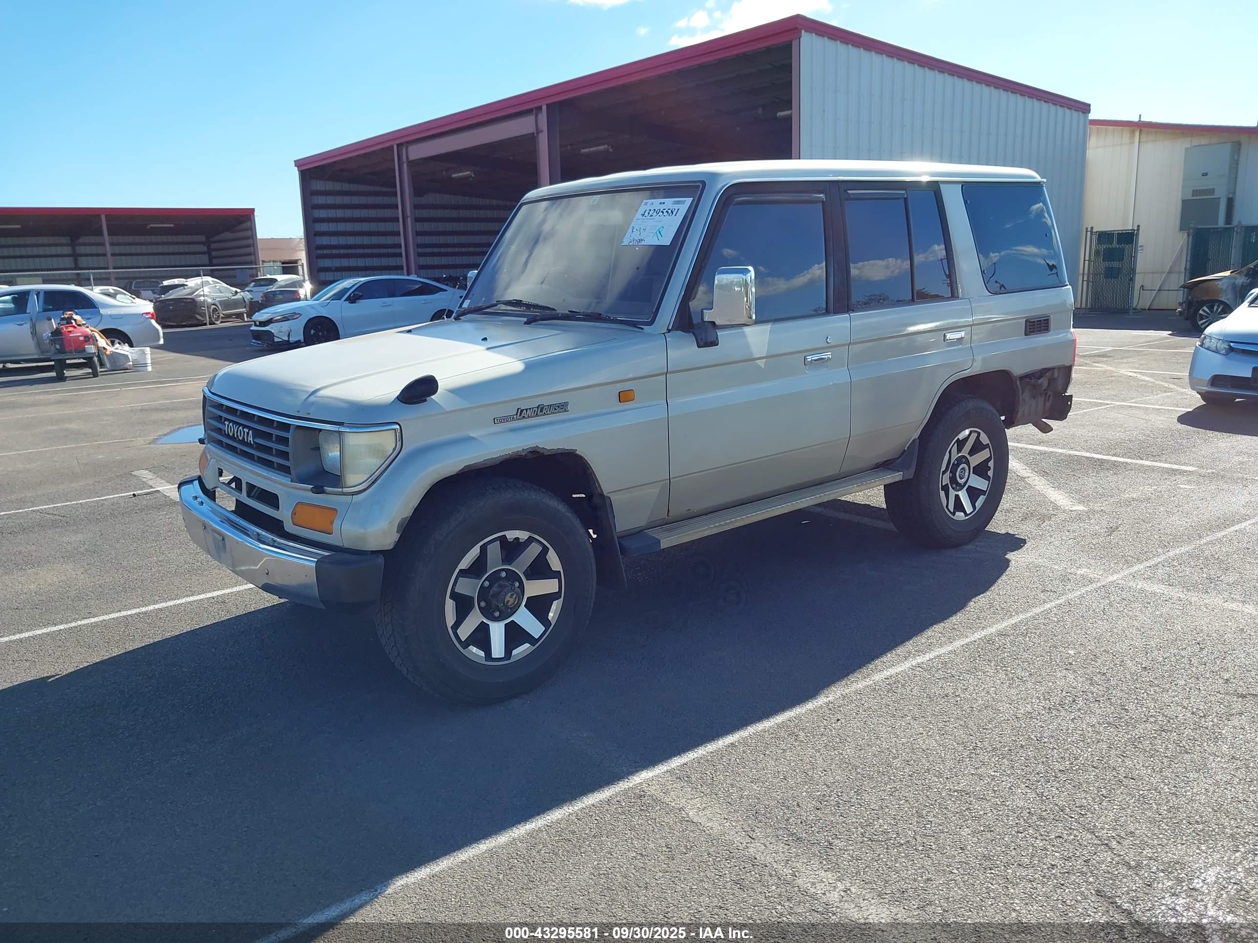 TOYOTA LAND image 2