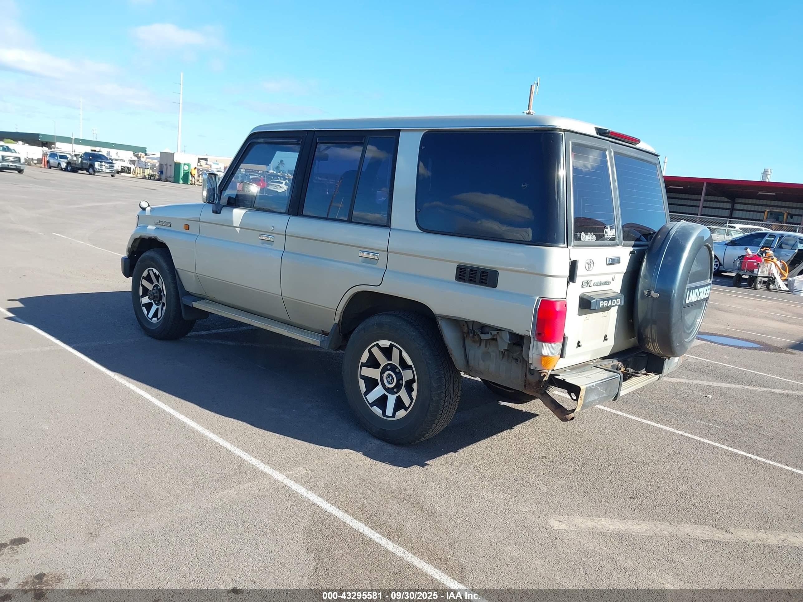 TOYOTA LAND image 3
