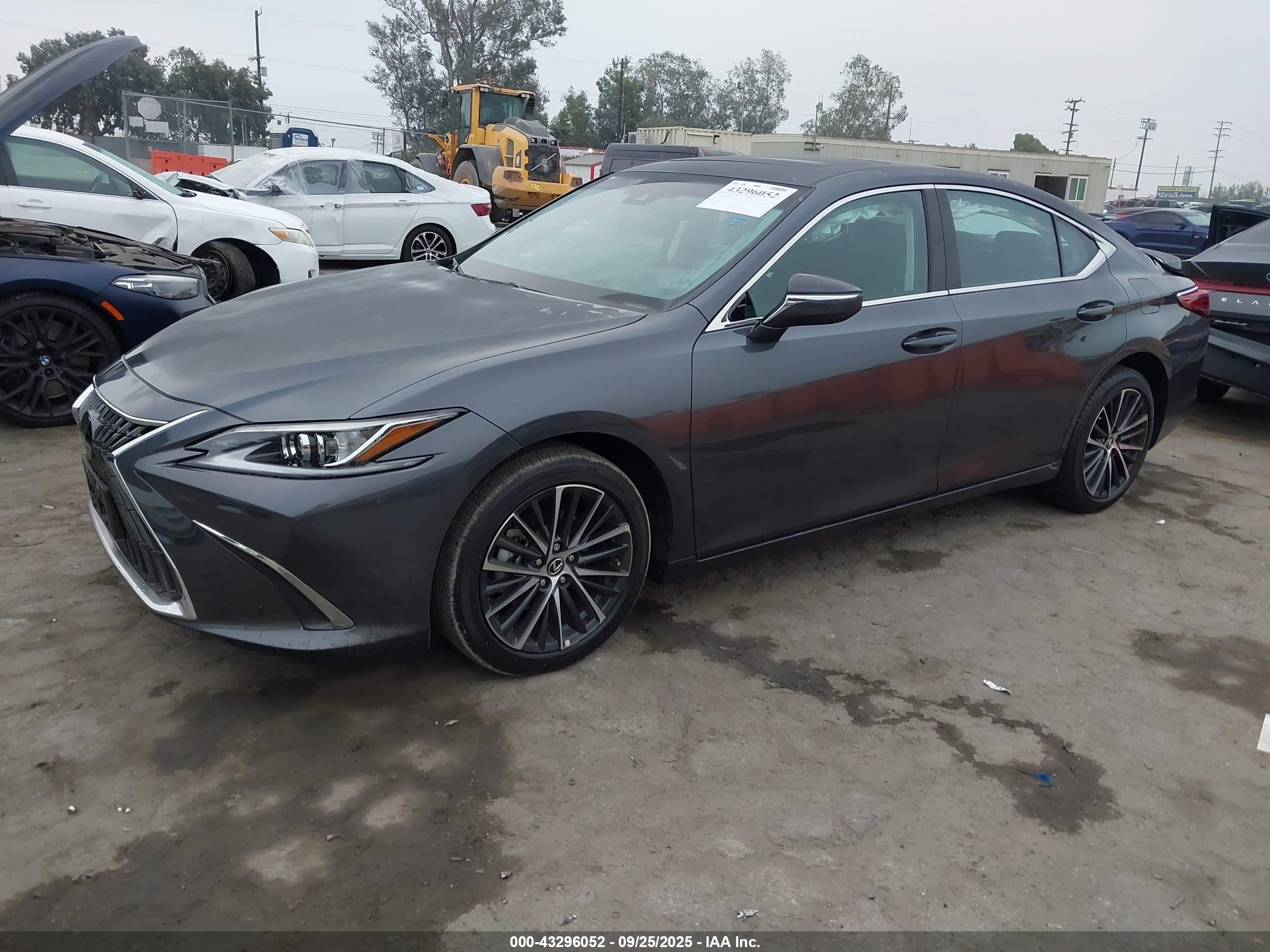 LEXUS ES image 2
