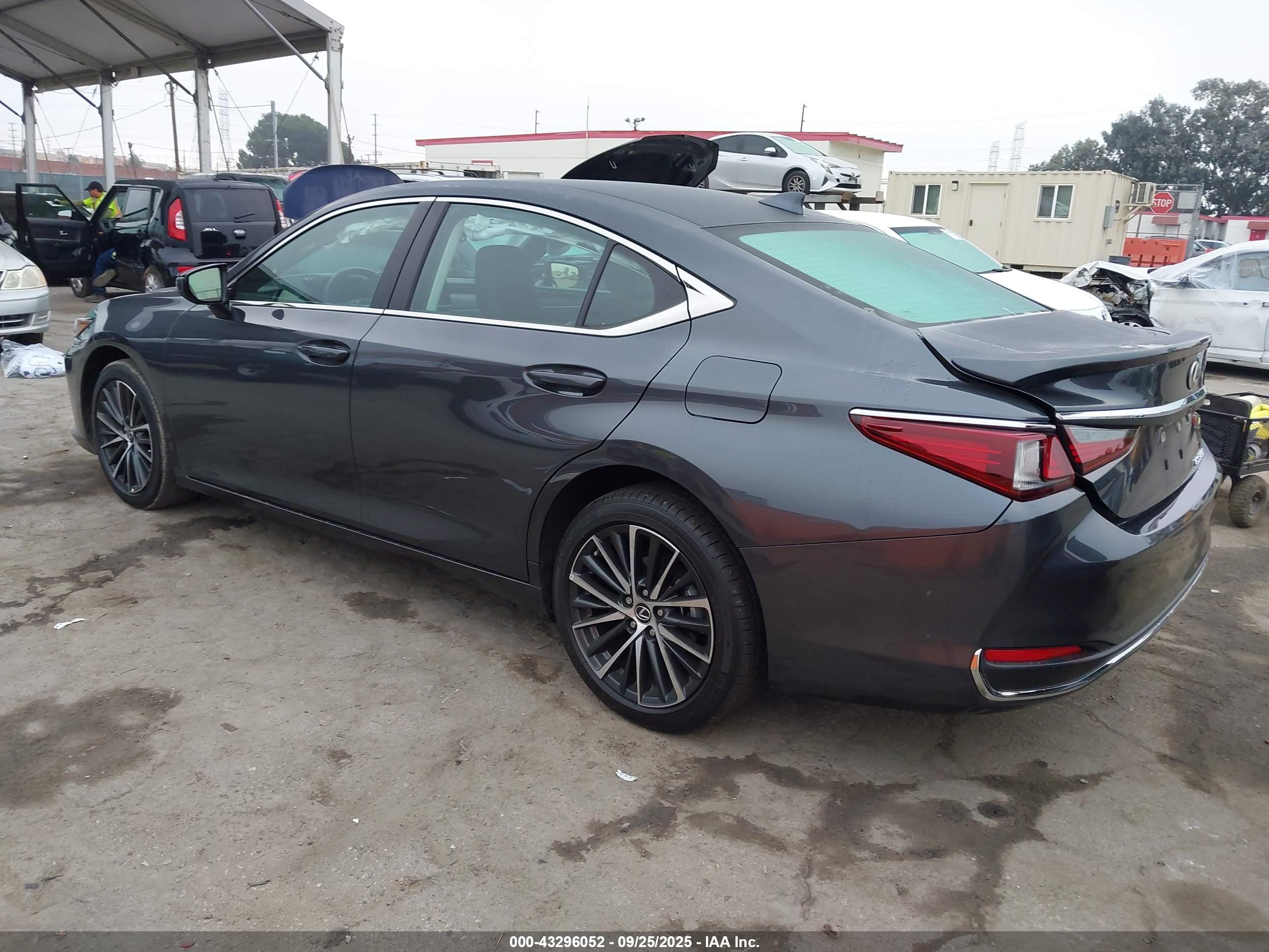 LEXUS ES image 3