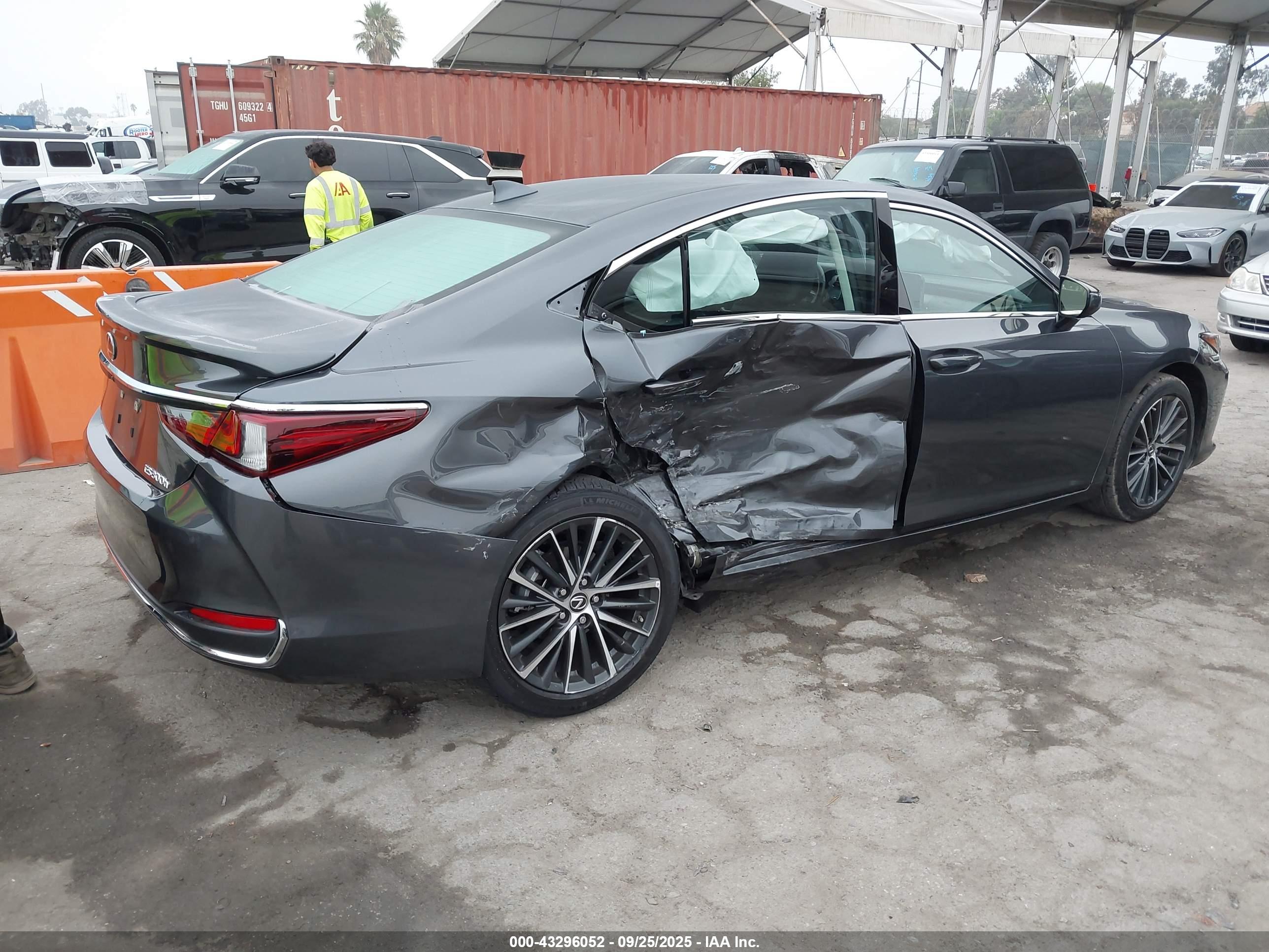 LEXUS ES image 4