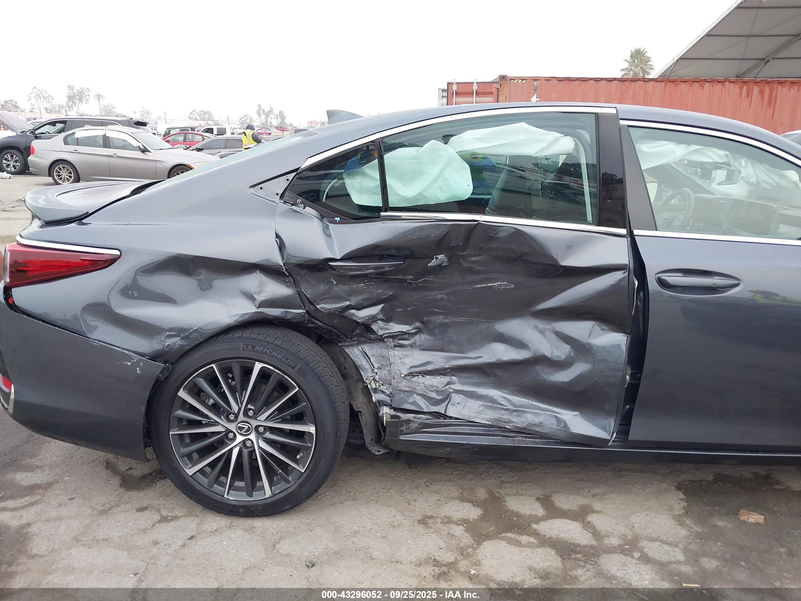 LEXUS ES image 6