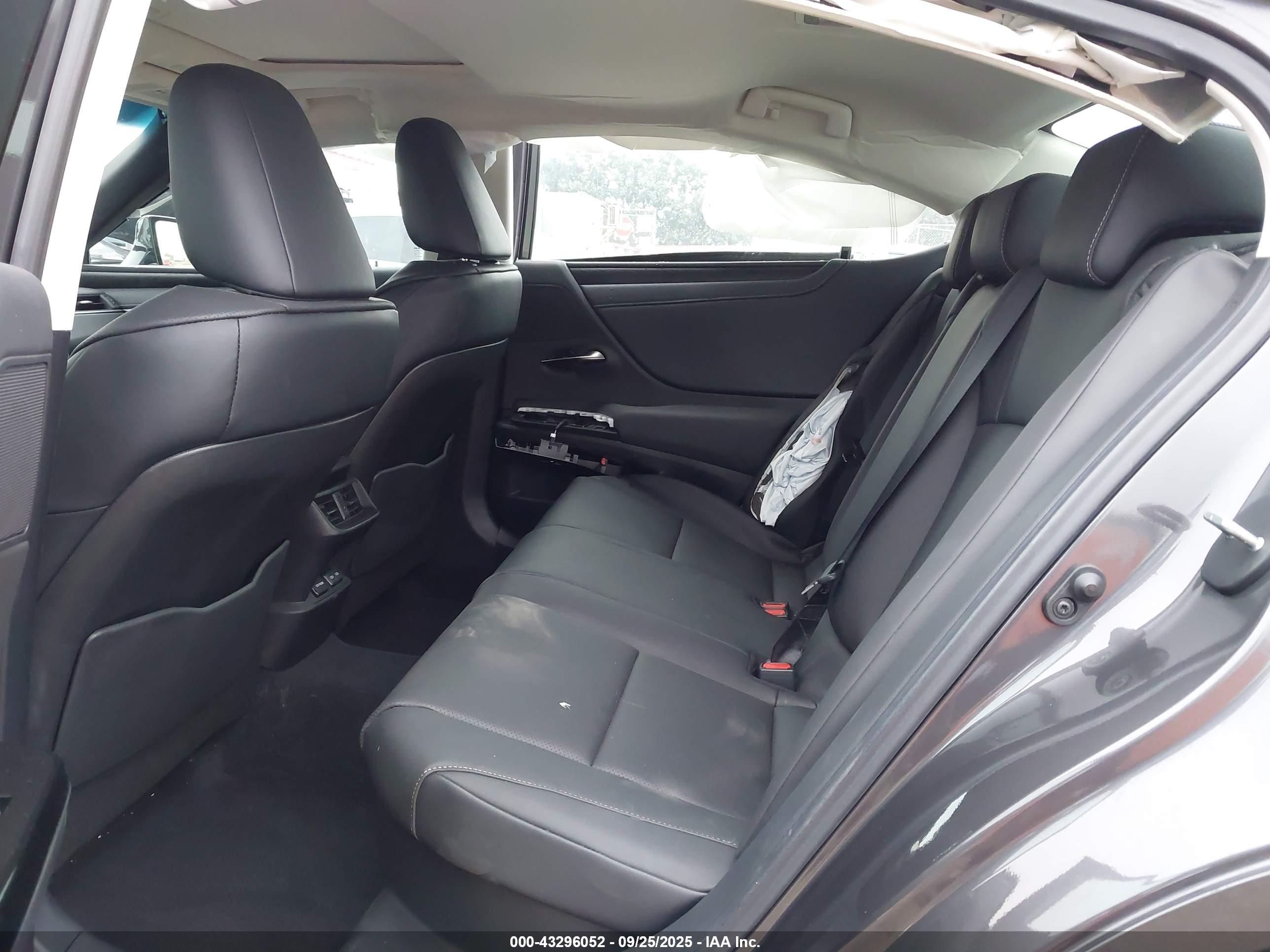 LEXUS ES image 8
