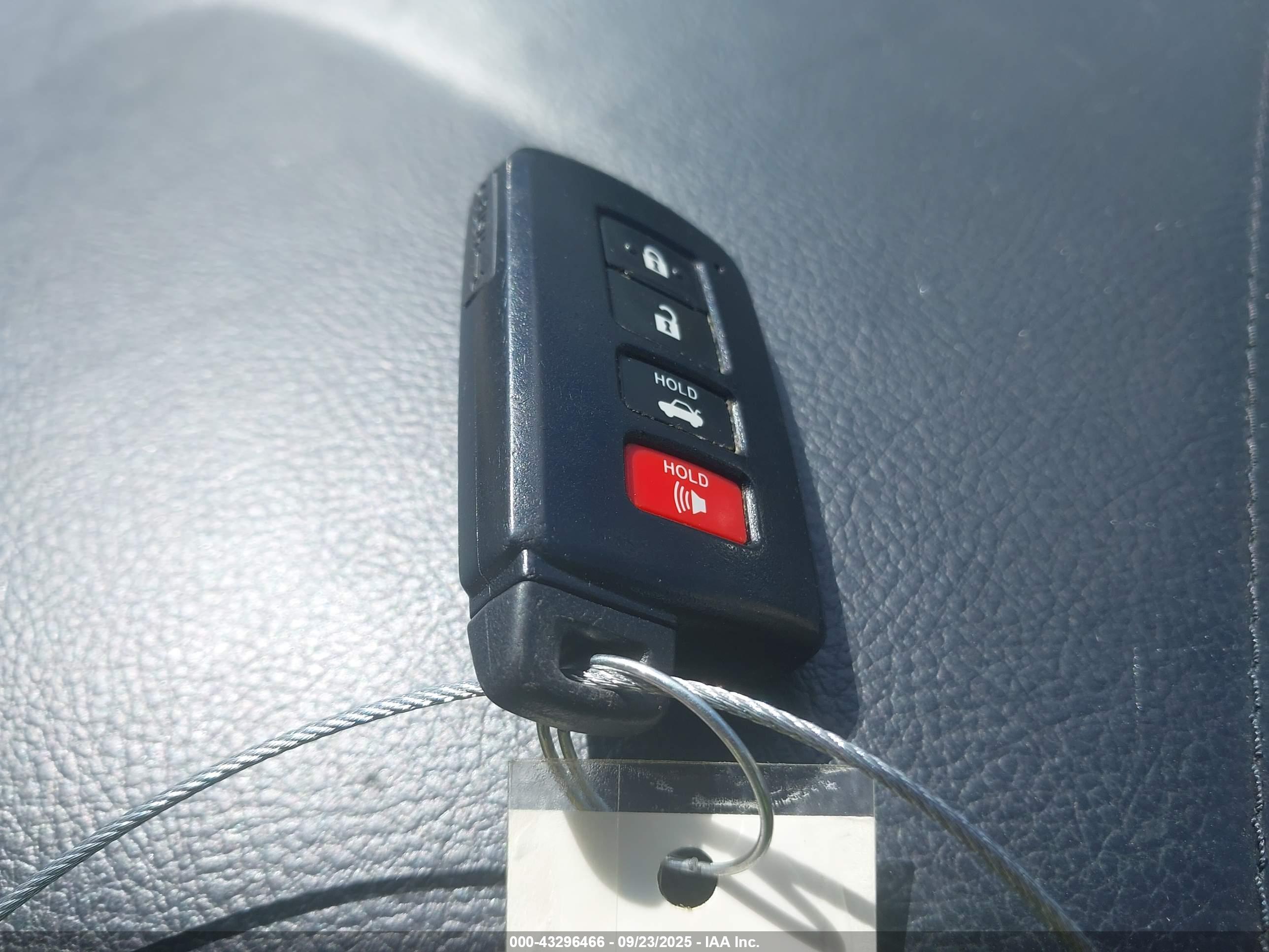 TOYOTA AVALON image 11