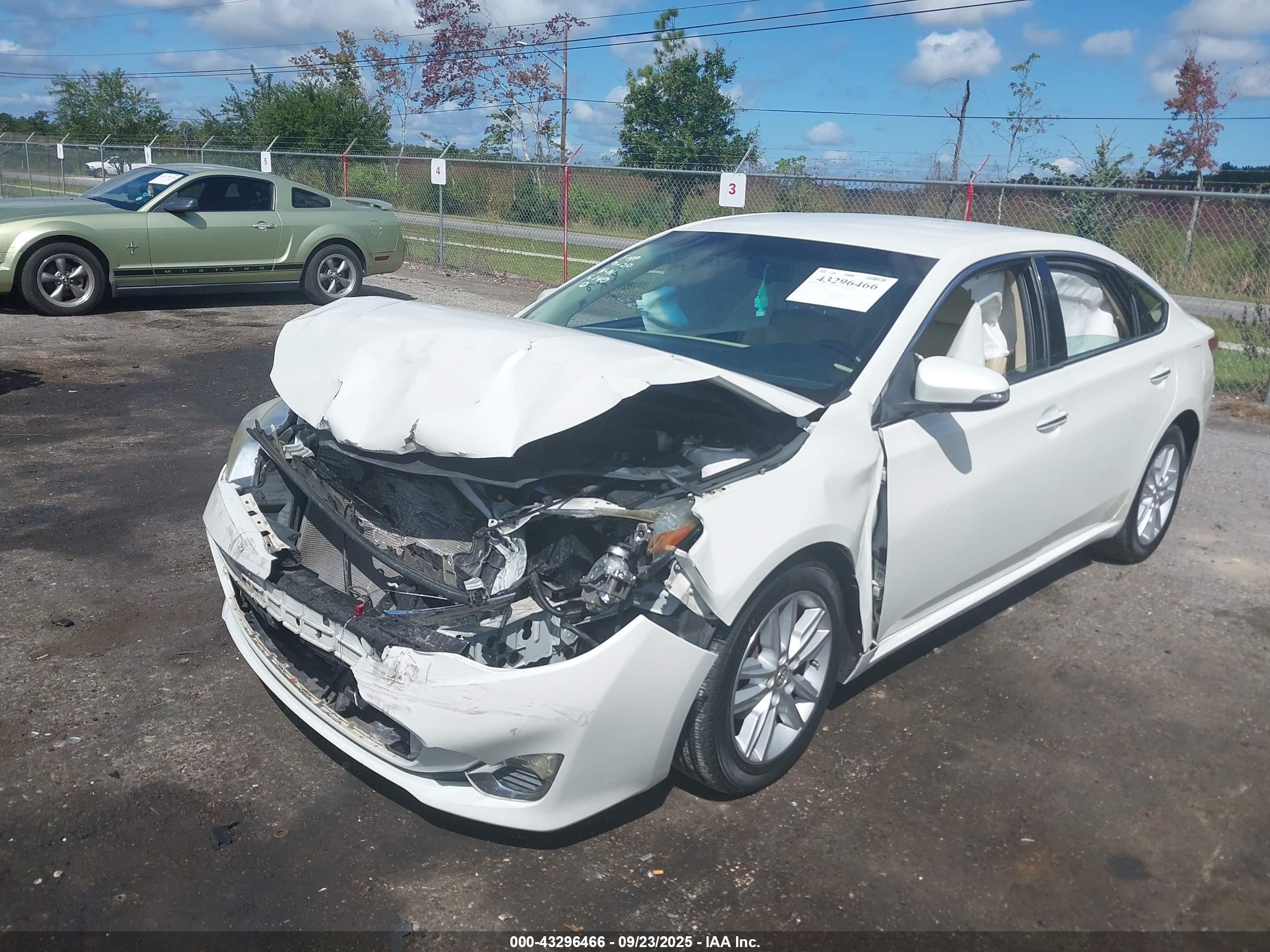 TOYOTA AVALON image 2