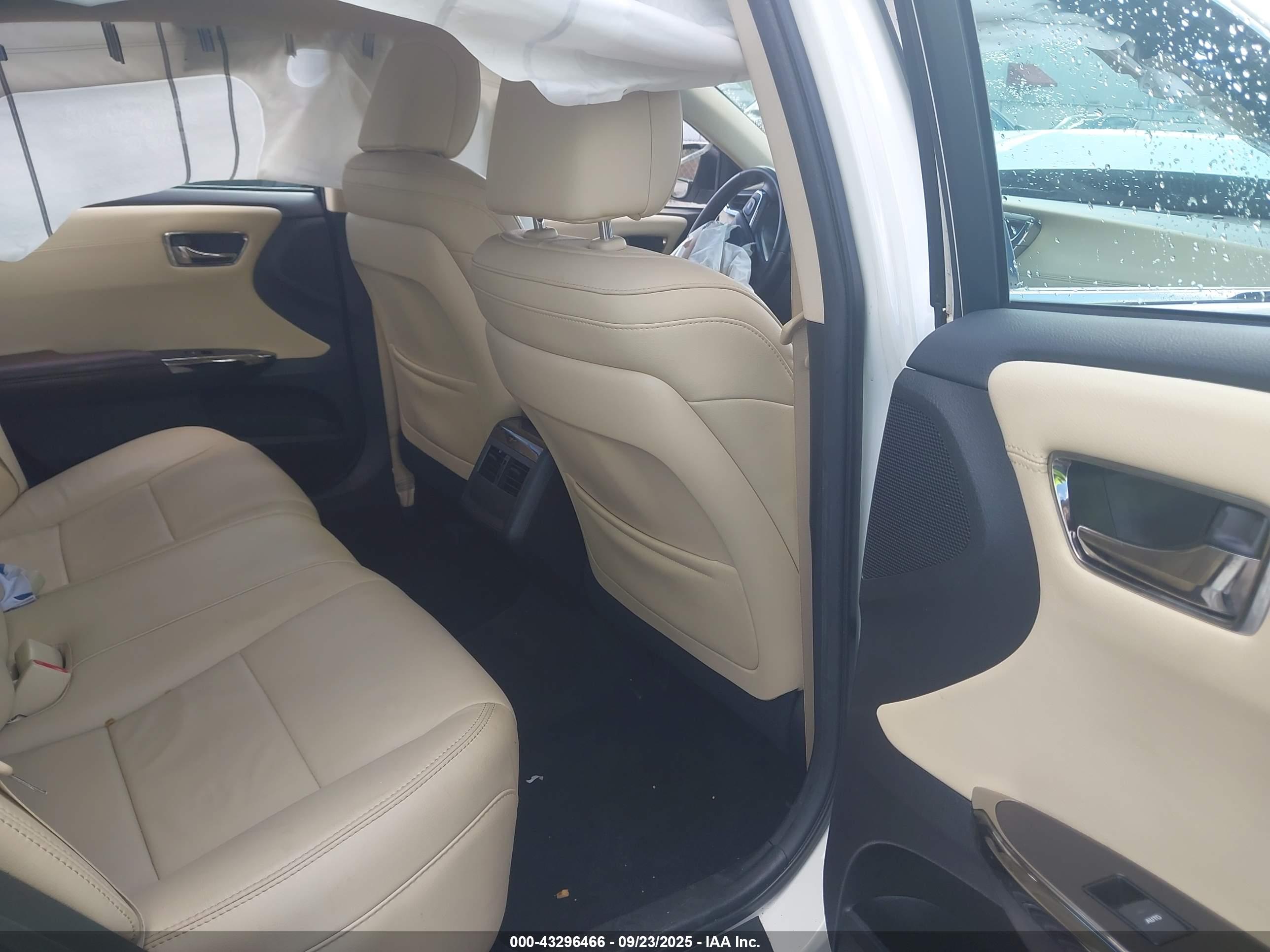 TOYOTA AVALON image 8