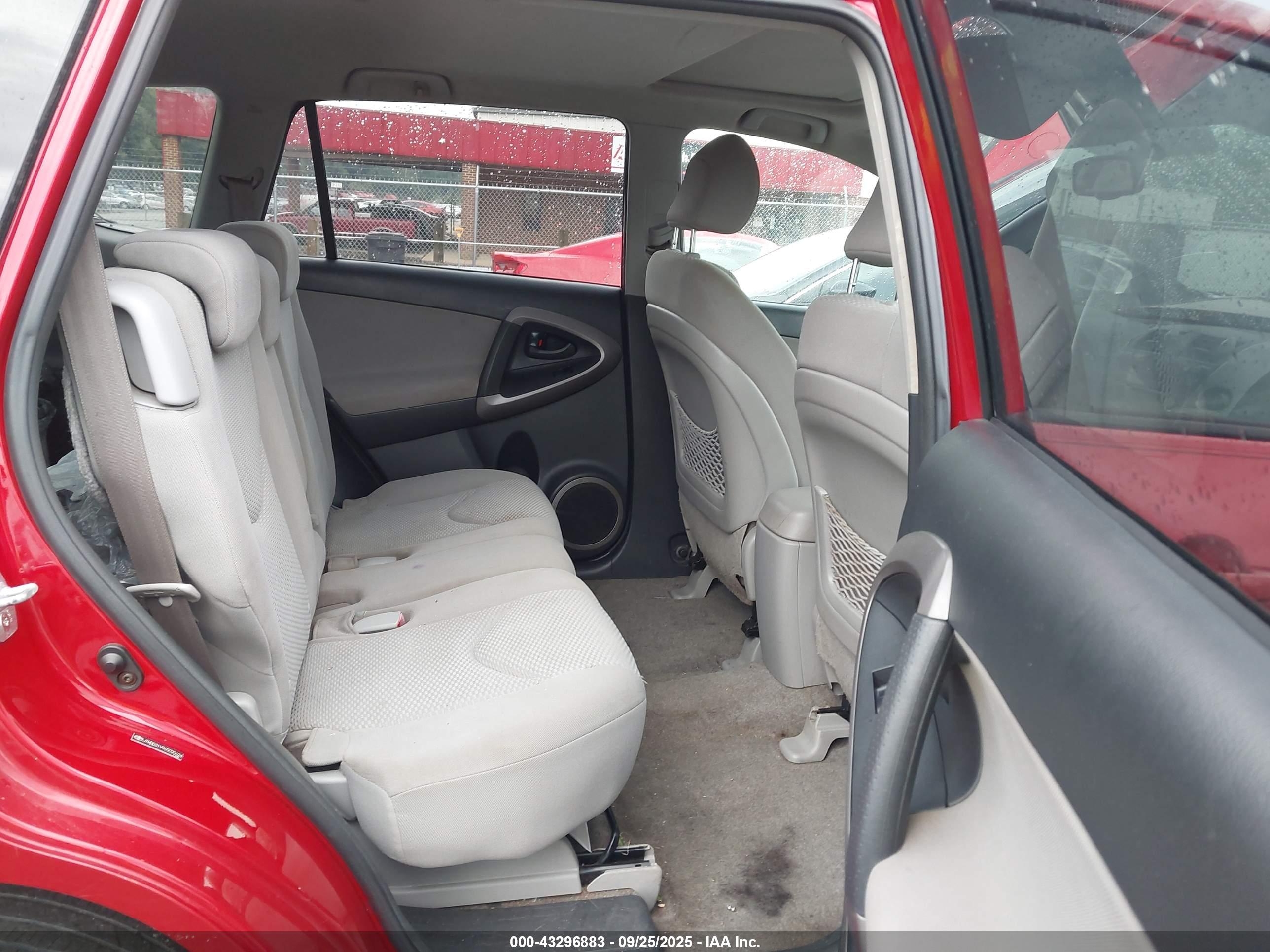 TOYOTA RAV4 image 8