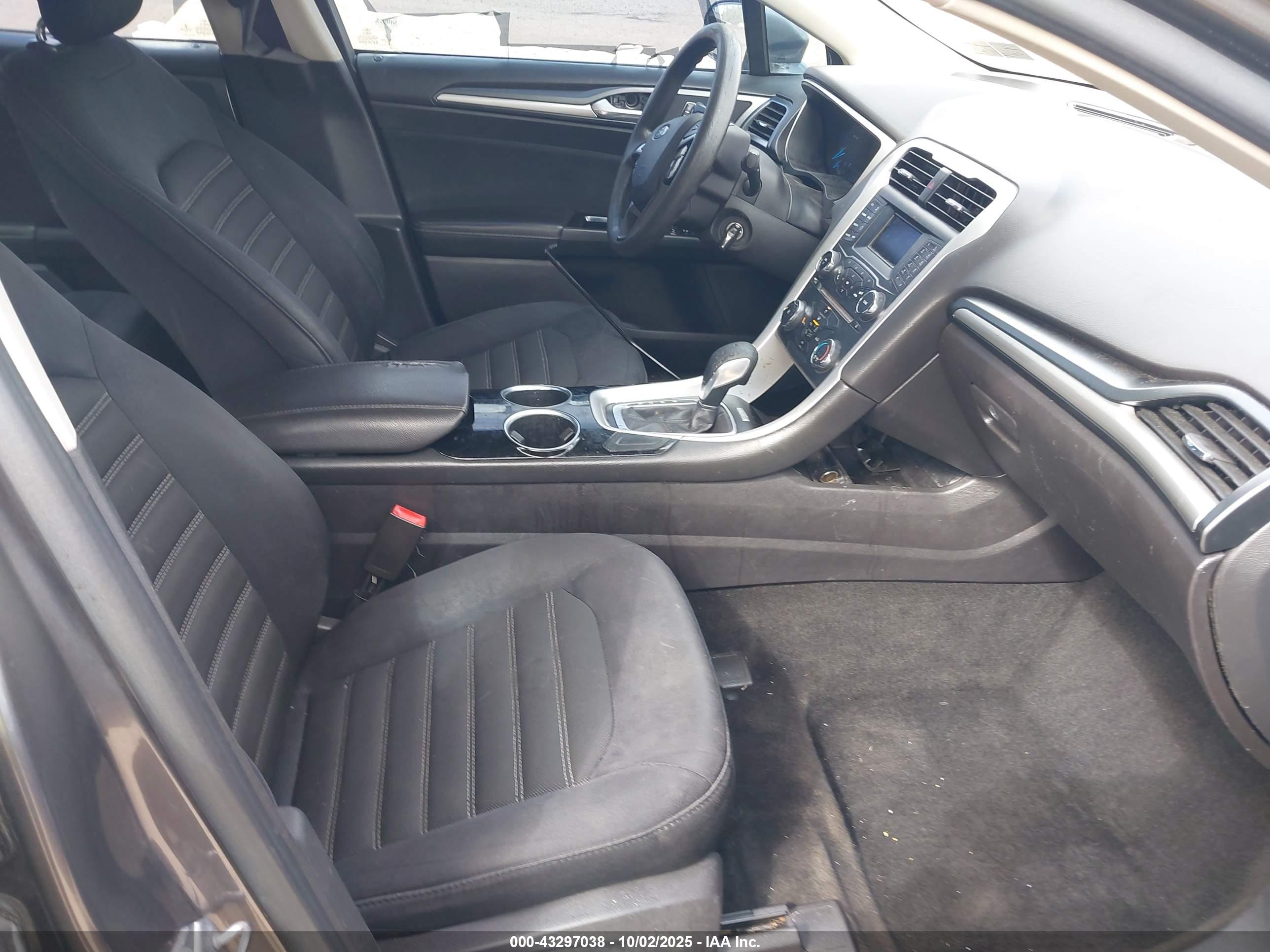 FORD FUSION image 5