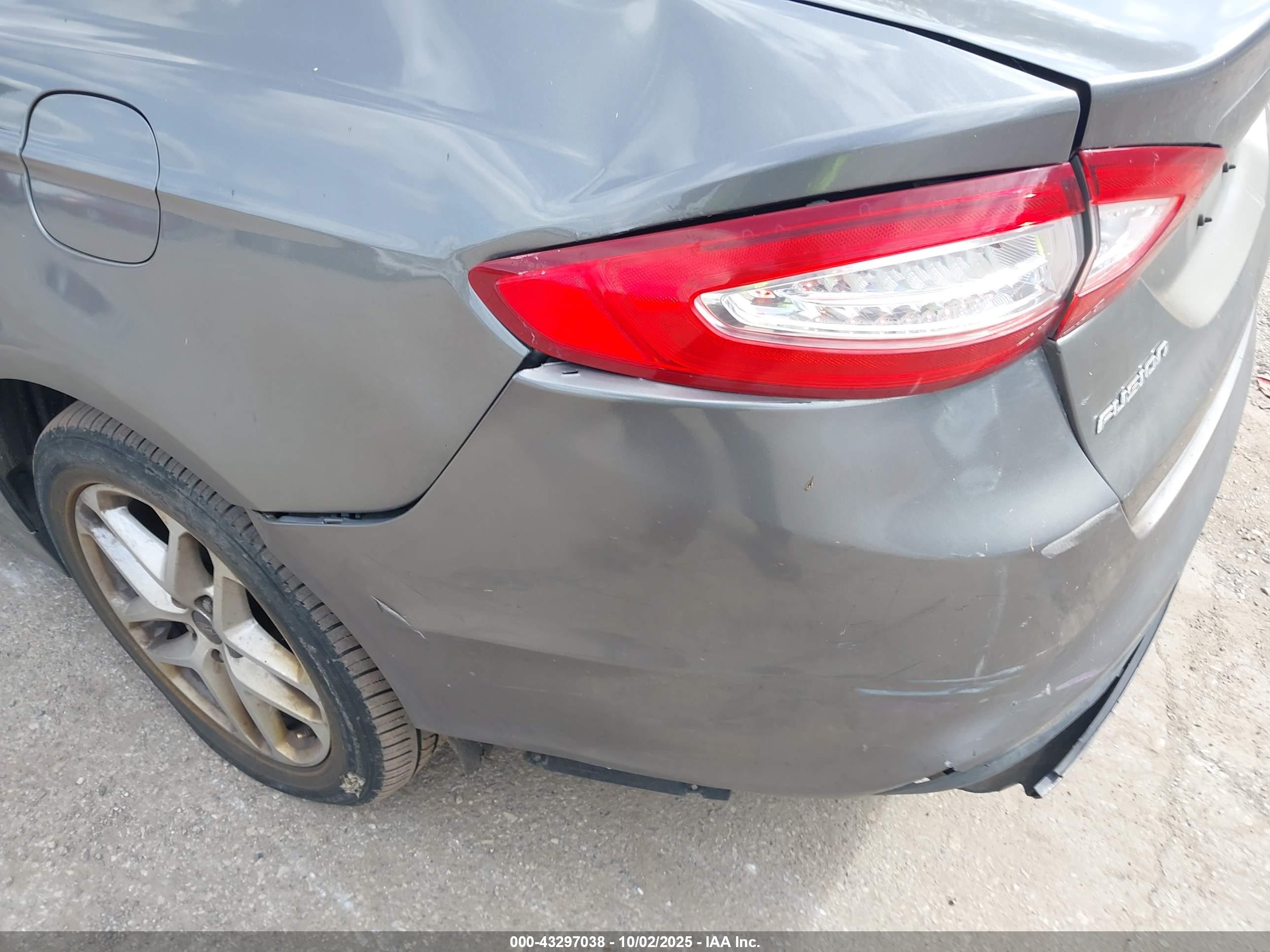 FORD FUSION image 6